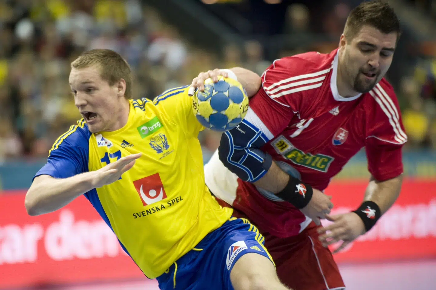 Oscar Carlén ses her i sin tid som landsholdsspiller for Sverige. Fotoet er fra EM i 2010. (Arkivfoto).