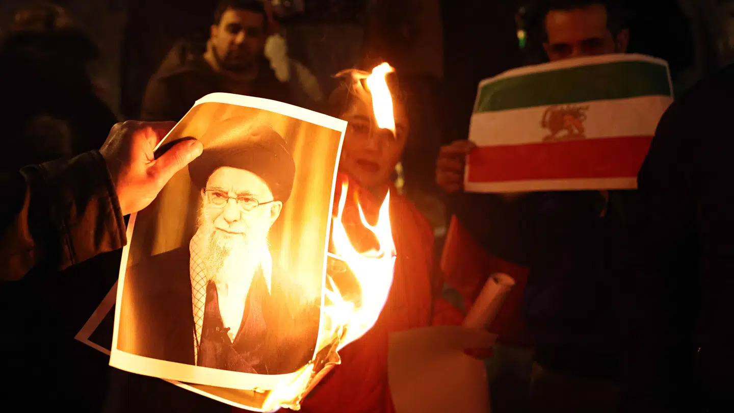 Billede fra en støttedemonstration i London. Her brænder de demonstrerende et billede af Irans nuværende leder religiøse leder, Ali Khamenei.