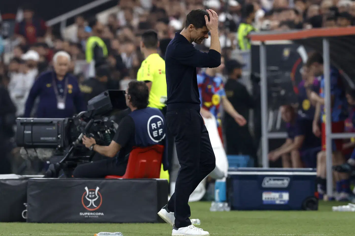 Xabi Alonso ærgrer sig her under søndagens Super Cup-finale mod Barcelona.