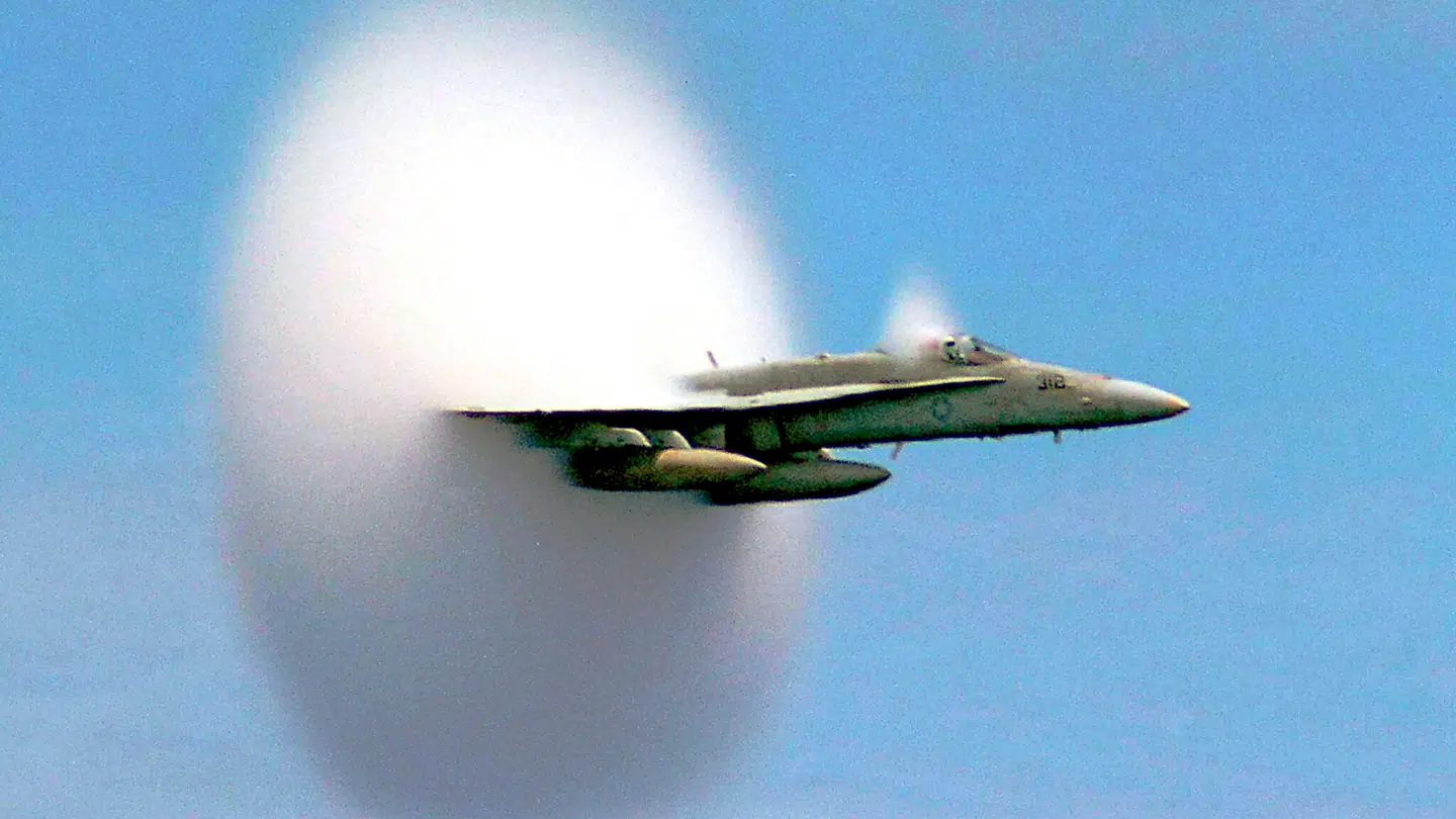 Flere mener, at braget lød 'sonisk', og at det kom fra luften.