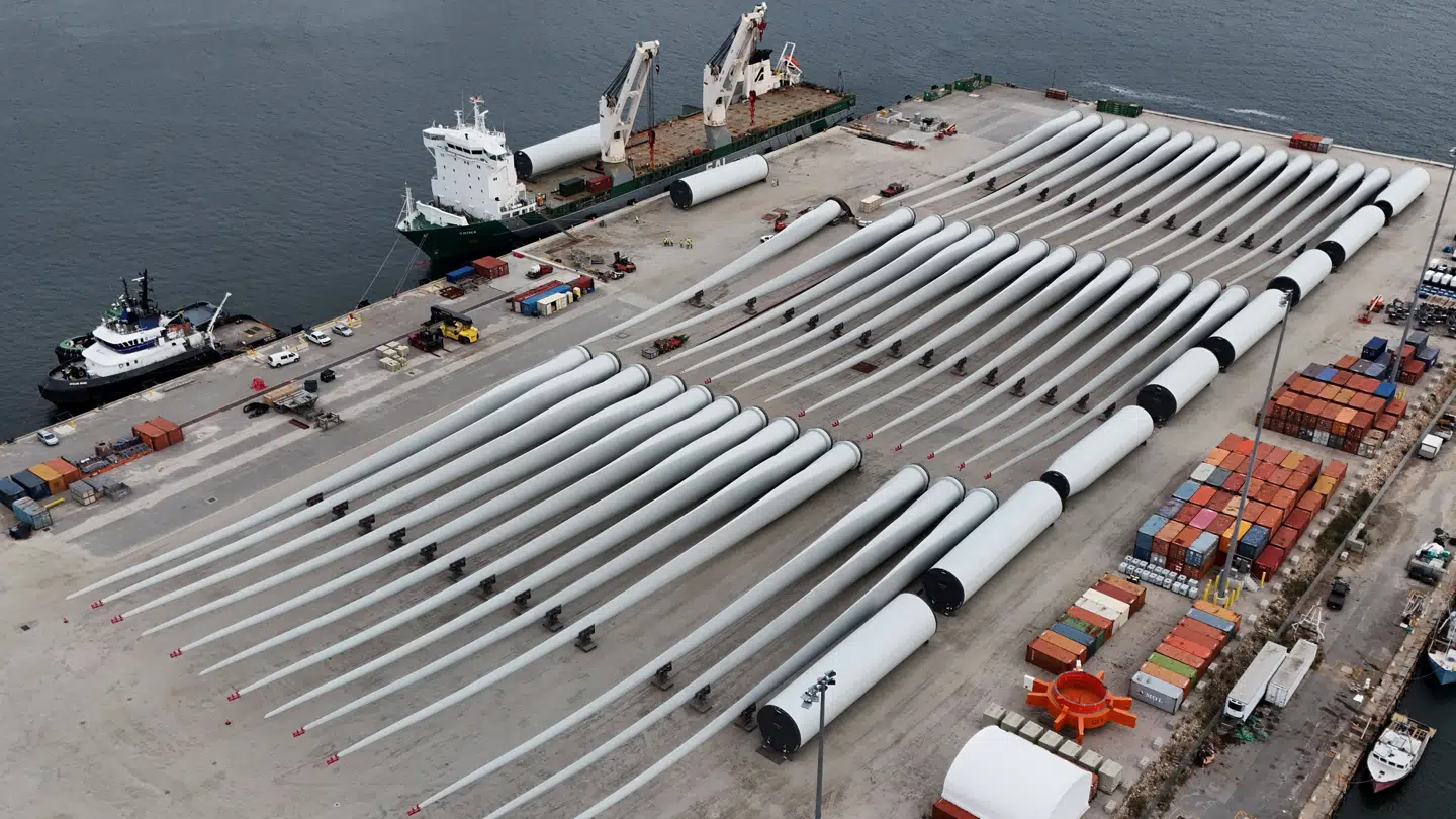 Rotorblade og andre dele til den igangværende konstruktion af havmøllevindparken i State Pier i New London, Connecticut i USA. Ørsted og selskabet Skyborn Renewables står bag.