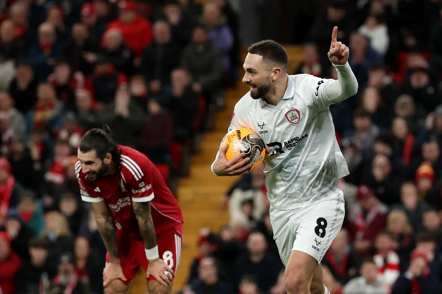 Adam Phillips scorede for Barnsley efter en kæmpe brøler af Dominik Szoboszlai (i baggrunden). (Arkivfoto).