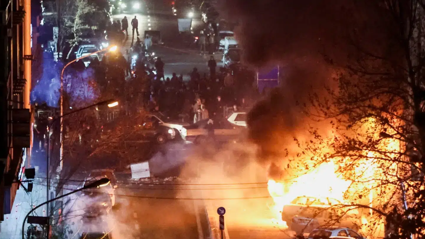 Trods omfattende nedlukning for kommunikation fra Iran kommer visse billeder og videoer ud af landet. Her ses brændende biler i Teheran 8. januar. Ifølge Reuters oplyser den iranske menneskerettighedsorganisation HRANA, at 539 mennesker har mistet livet i landsdækkende demonstrationer. Nyhedsbureauet har dog ikke kunnet bekræfte dødstallet.