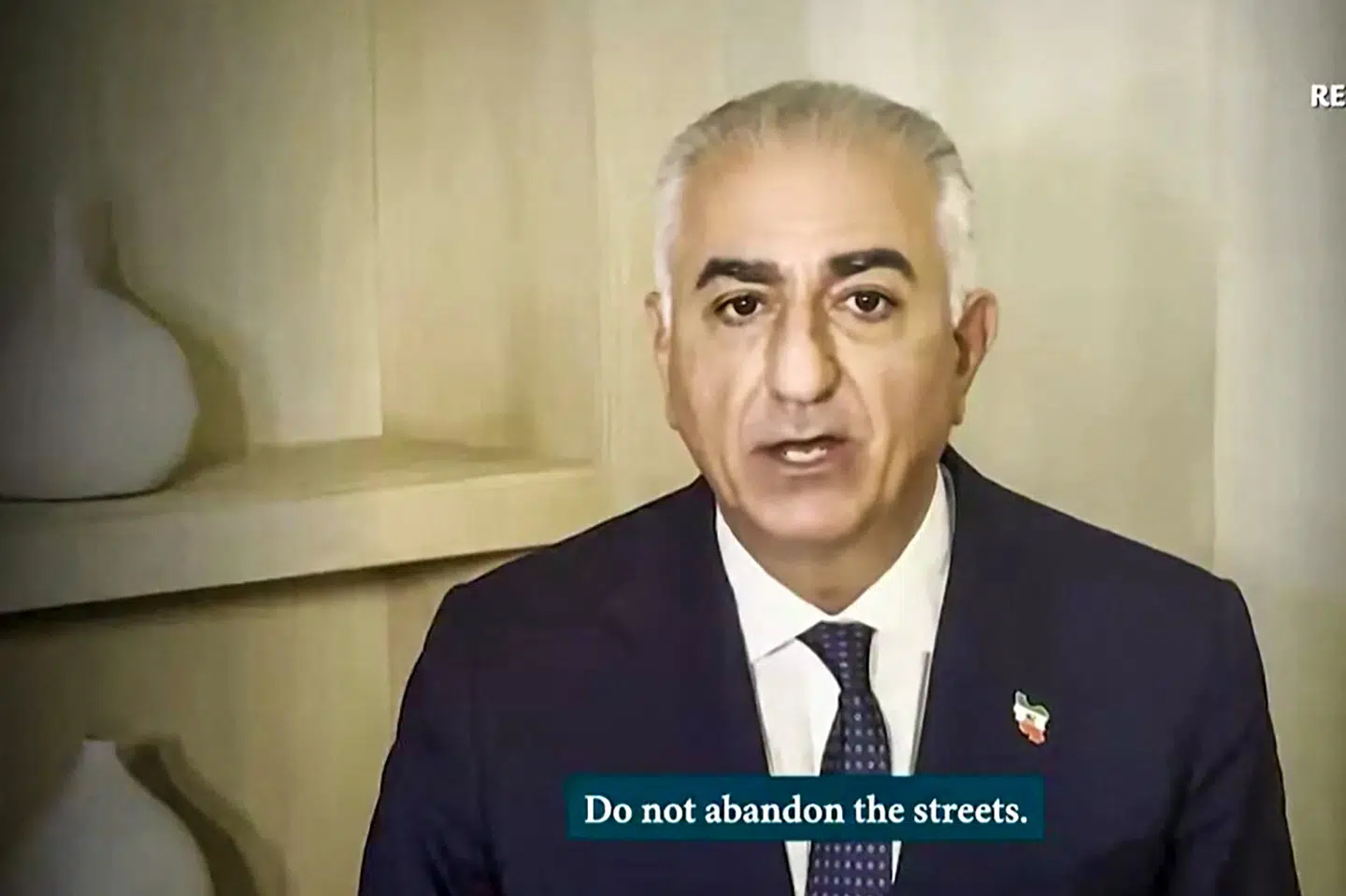 Et skærmbillede fra en videohilsen på sociale medier fra 11. januar viser Reza Pahlavi, der bor i USA og er den ældste søn af Irans sidste shah. Pahlavi beder demonstranter i Iran om at fortsætte med at lægge pres på regeringen i landet. (Arkivfoto).