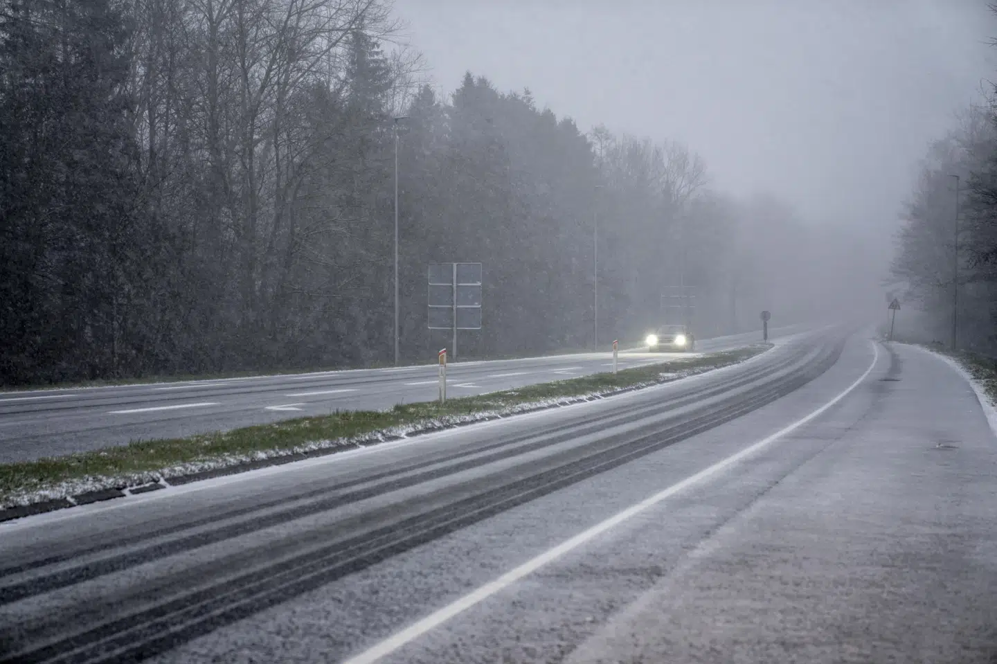 Selv om mange veje er ryddet for sne, kan der stadig godt være glat, advarer politiet. (Arkivfoto).
