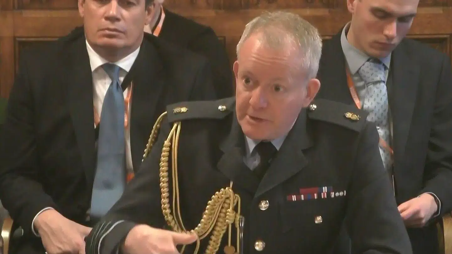 Forsvarschef Sir Richard Knighton brugte to timer på at besvare spørgsmål om Storbritanniens plan i tilfælde af en fuldskala krig i Europa.