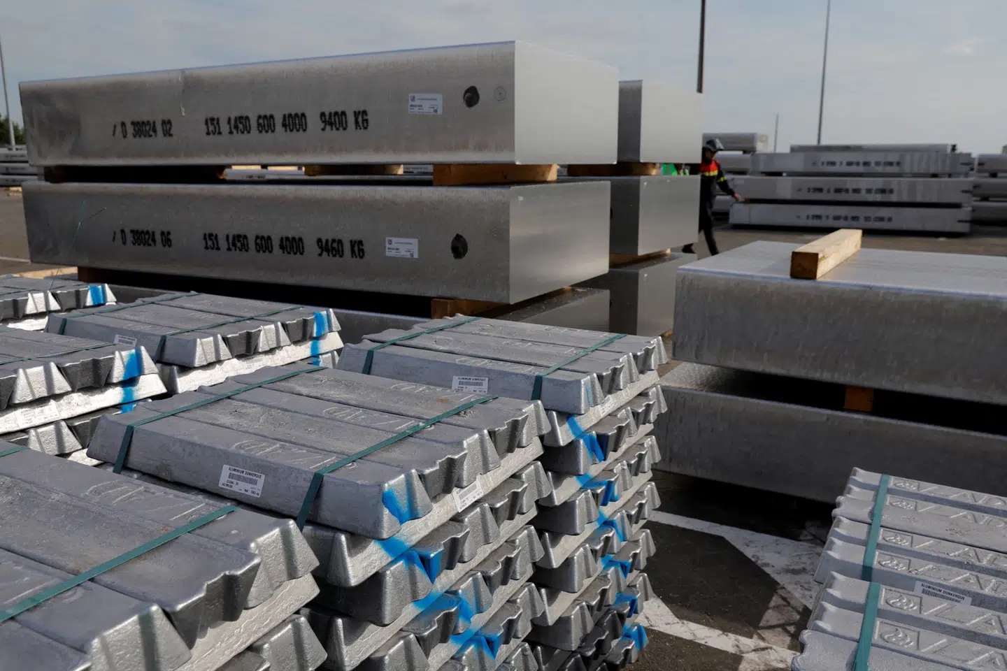 Aluminiumbarrer bliver stadig mere værd. Her er barrer og plader oplagret ved Dunkirk i Frankrig.