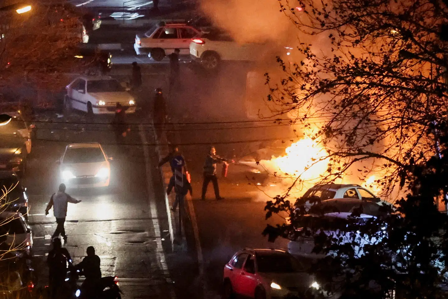Trods omfattende nedlukning for kommunikation fra Iran kommer visse billeder og videoer ud af landet - eksempelvis af brændende biler i Teheran 8. januar. (Arkivfoto).