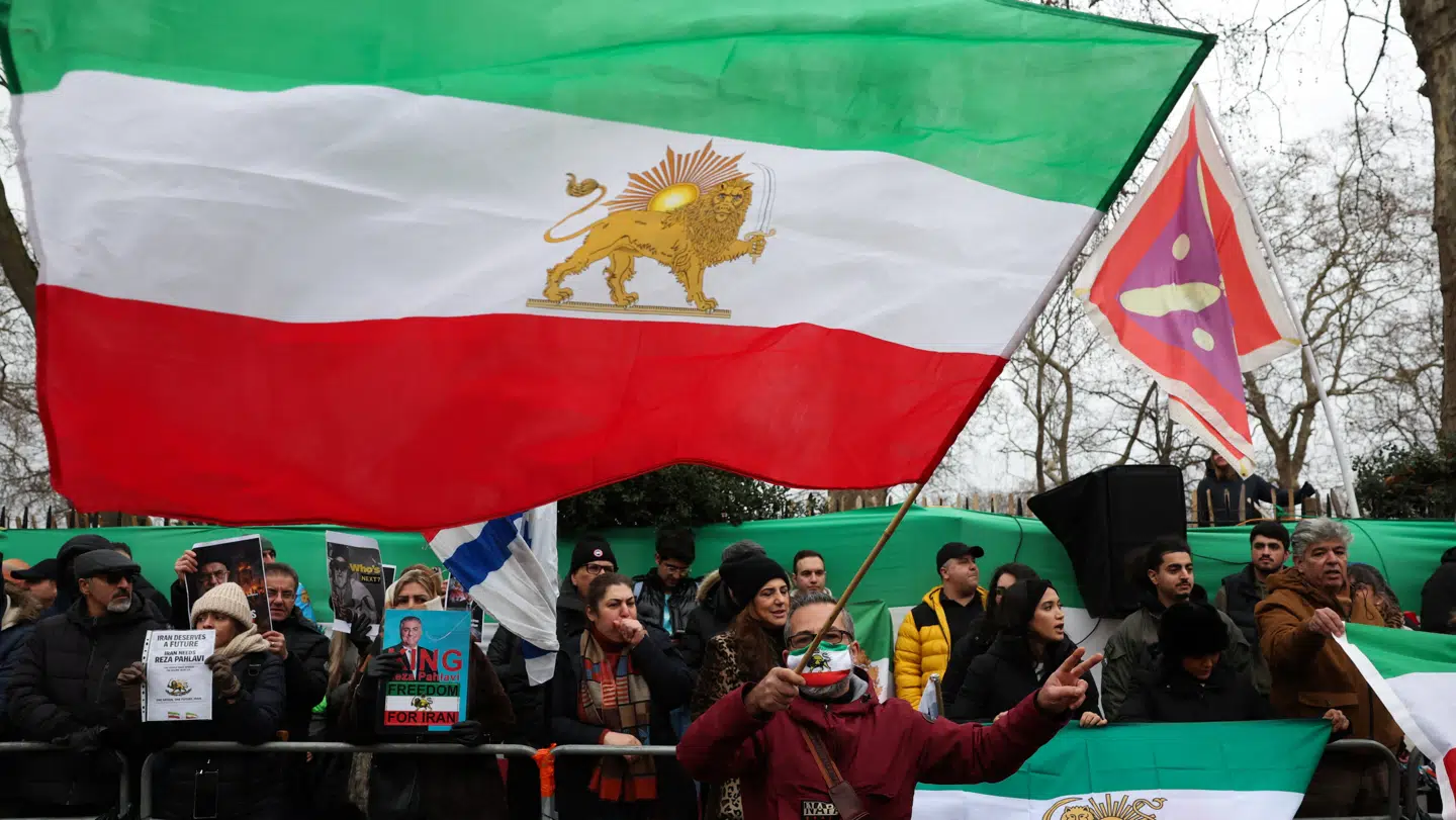 Jorden brænder under det frygtelige, undertrykkende og farlige præstestyre I Iran. Mandag gæstede dansk-iraneren Cyrus Razawi B.T.s debatpodcast, Borgerlig Tabloid. Han mener, at regimets dage er talte.