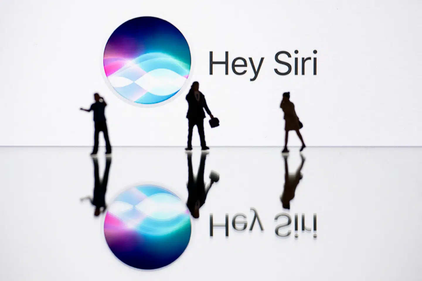 Apples digitale assistent, Siri, får nu rygdækning fra Googles kunstige intelligens, Gemini, efter at Apple i flere år forgæves har forsøgt at få sin egen kunstige intelligens til at fungere ordentligt.