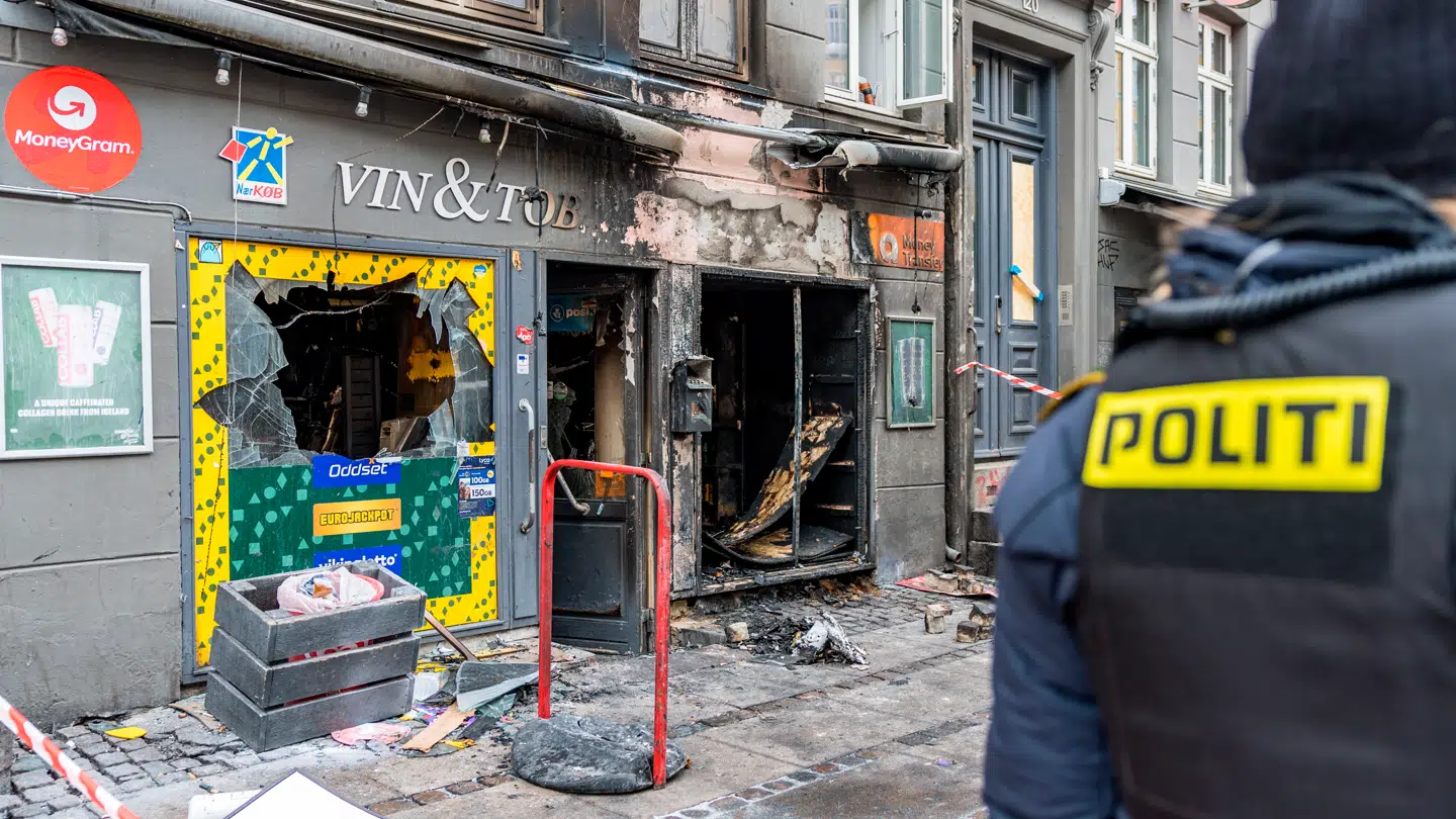 Kiosk på Istedgade fredag den 9. januar 2026. Torsdag aften var der en eksplosion og brand i kiosken og fredag er to personer anholdt