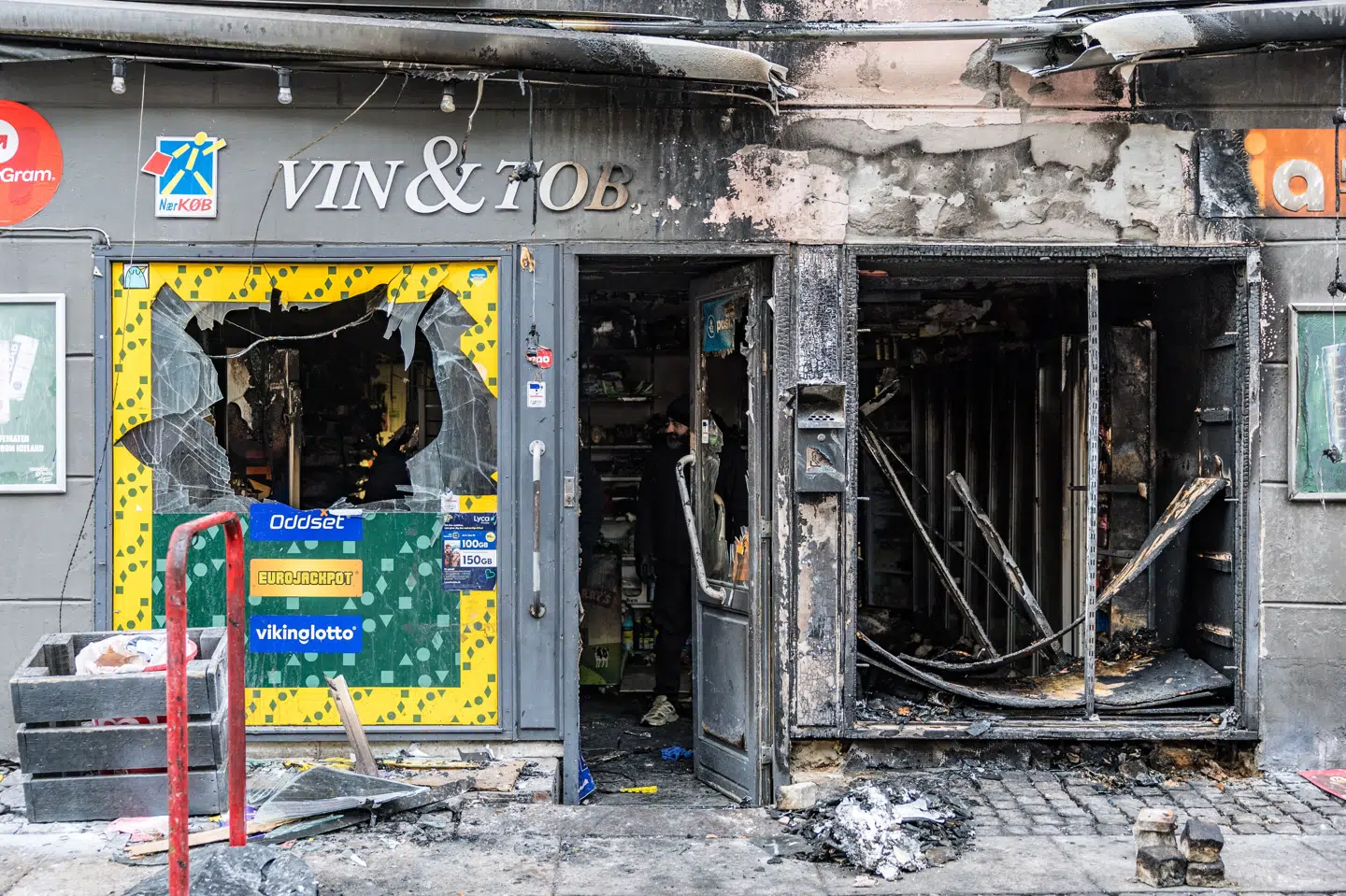 Facaden på en kiosk i Istedgade fremstod fredag tydeligt skadet efter en eksplosion mod kiosken torsdag i sidste uge. (Arkivfoto).