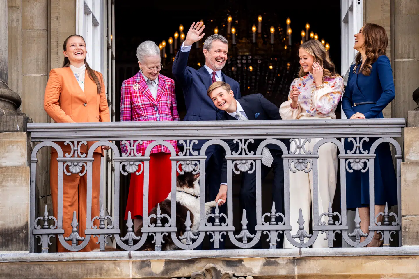 Til kong Frederiks 57 års fødselsdag i maj kom hunden Coco også i fokus, da hun ville give pote til prins Vincent, mens kongefamilien vinkede fra balkonen på Amalienborg.