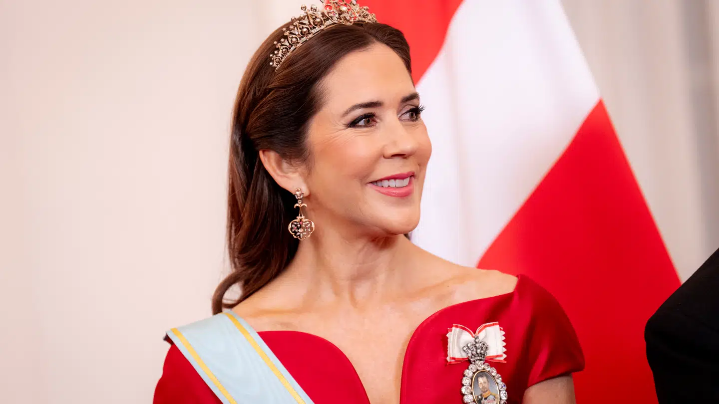 Dronning Marys nye opslag på Kongehusets Instagram har fået følgerne til at stille spørgsmål. For hvad er det i baggrunden af billedet med hunden Coco? Her ses dronning Mary til statsmiddag på Riga Slot i oktober under statsbesøget til Letland.