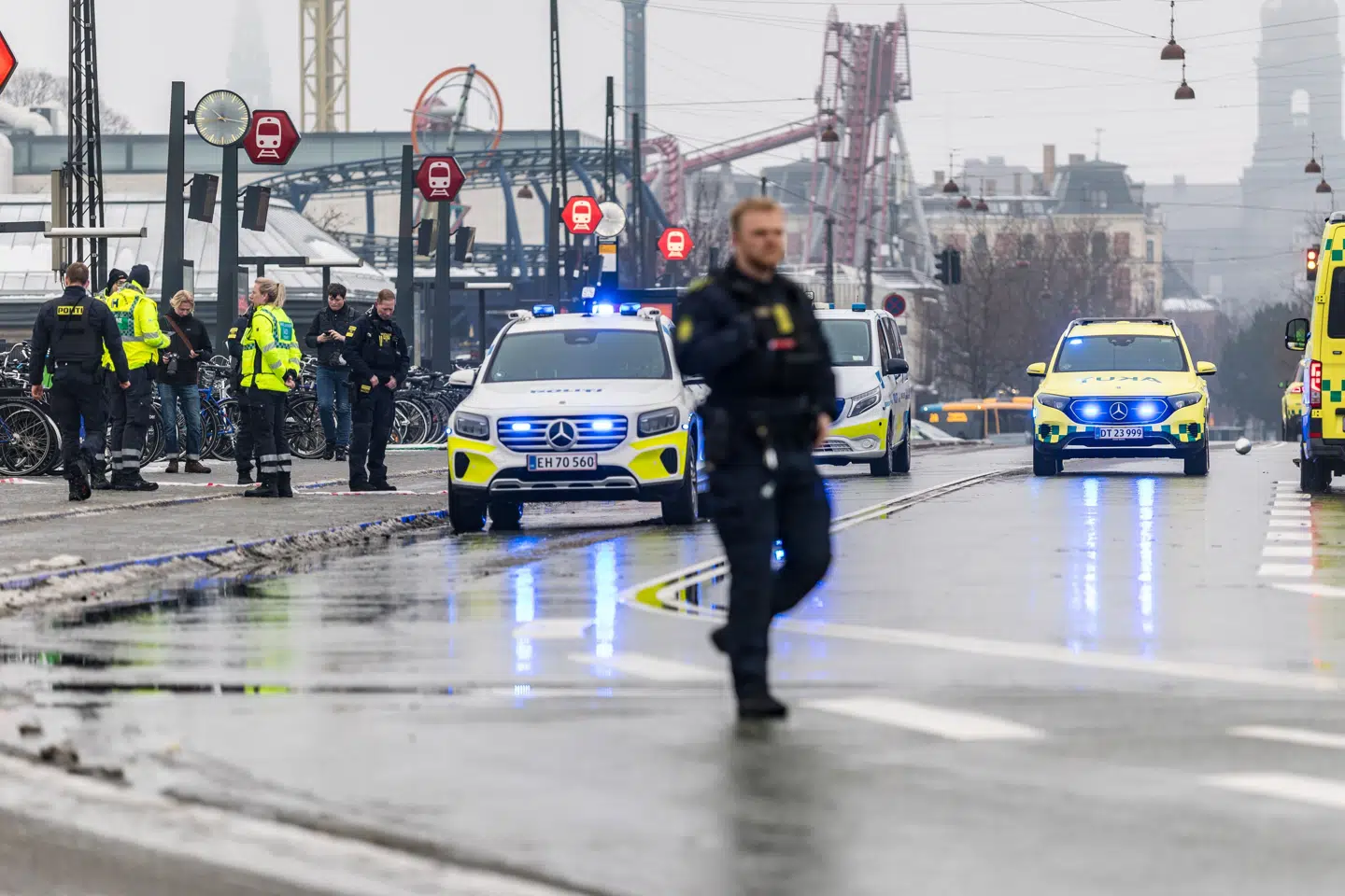 Politiet har opsat afspærringer i området ved Tietgensbroen i København, efter at en kvinde er kommet til skade i et uheld på broen.