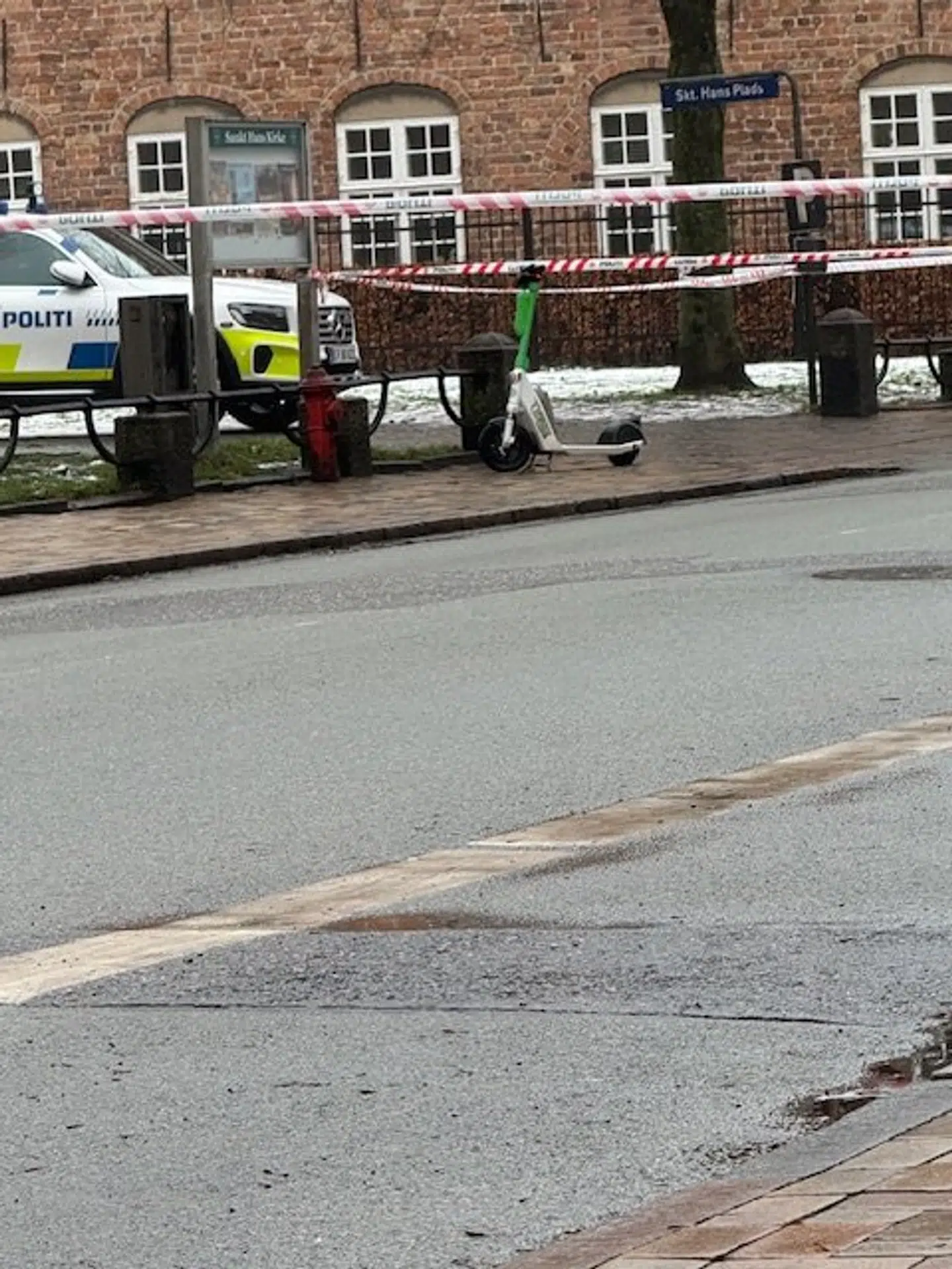 Politiets afspærringsbånd.