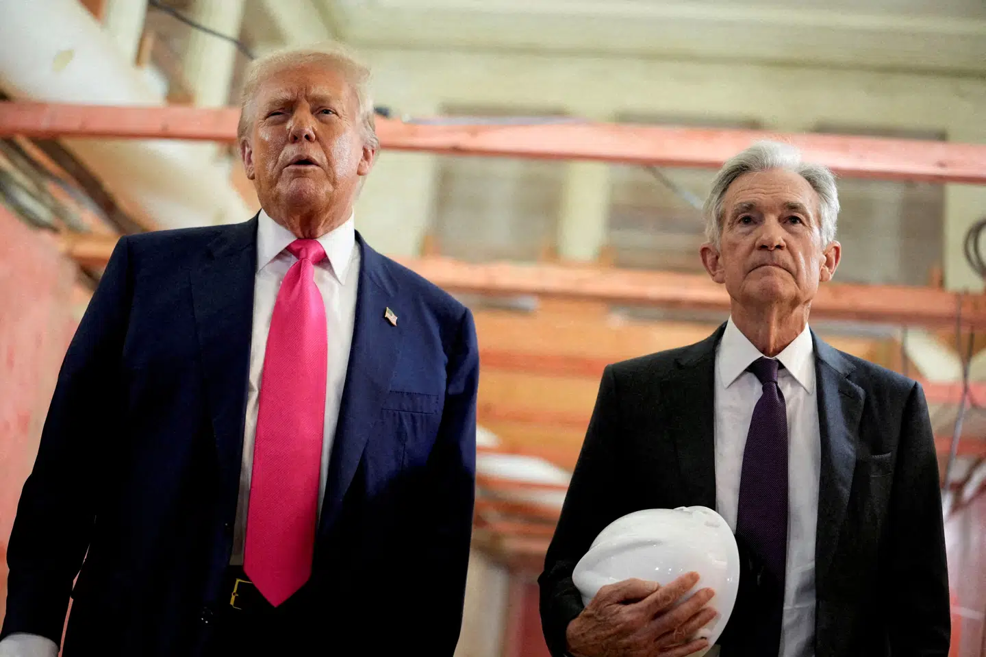 USA's præsident, Donald Trump, og USA's centralbankchef, Jerome Powell, udtalte sig i juli til pressen, da de besøgte centralbankens hovedkvarter i Washington D.C., mens bygningerne var under renovering. (Arkivfoto).