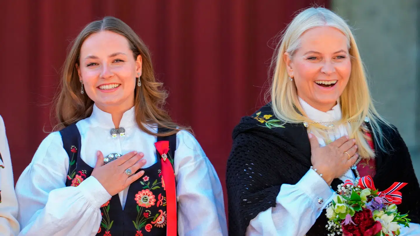 Prinsesse Ingrid Alexandra og kronprinsesse Mette-Marit under Norges nationaldag i 2025.