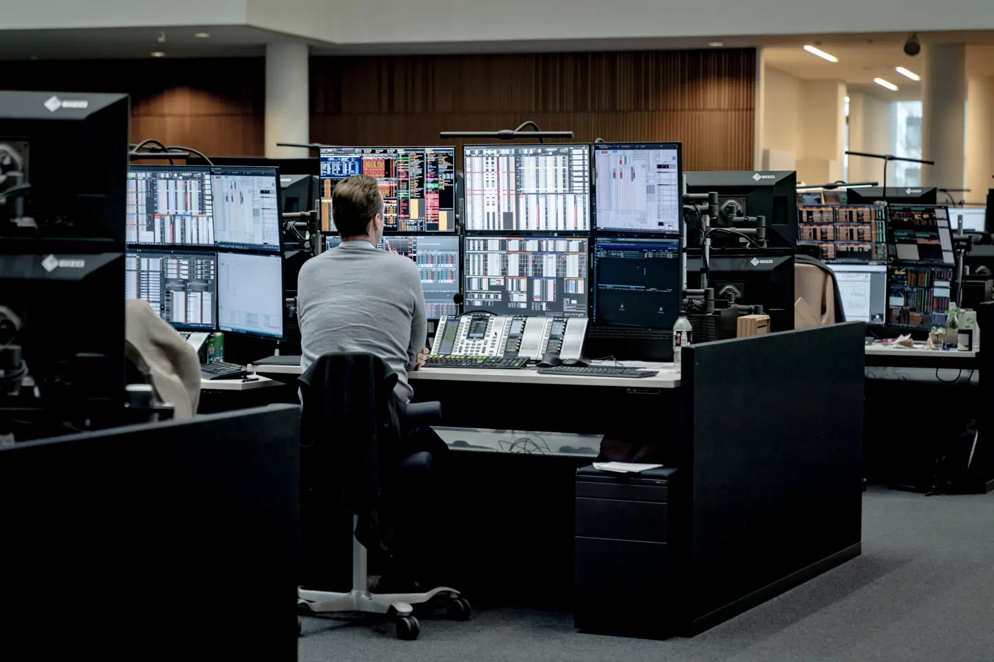 Der er travlhed hos valutahandlerne. Tirsdag kostede 100 euro 747,20 kroner – et niveau hvor Nationalbanken tidligere har grebet ind. Det kan i sidste ende give en mindre regning til boligejerne.