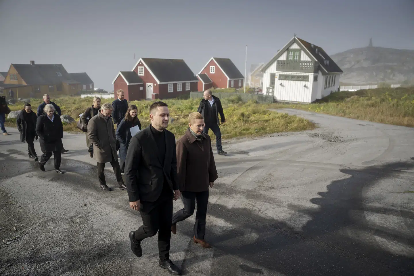 Mette Frederiksen har flere gange besøgt Grønland. Her får hun sig en snak med Jens-Frederik Nielsen under et besøg sidste år.