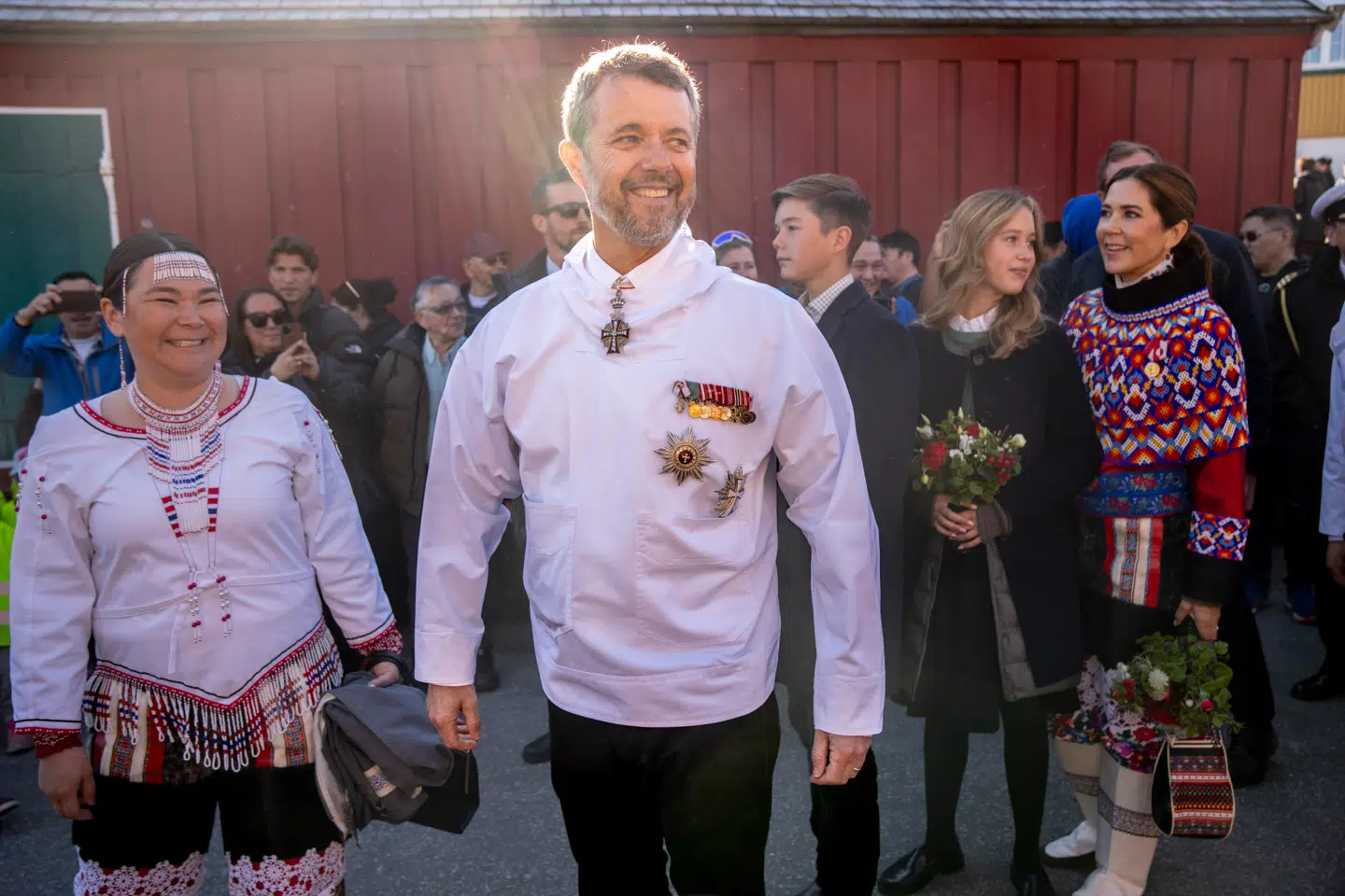 Kong Frederik var iført grønlandsk nationaldragt ved ankomst til Nuuk i 2024 under Kongeparrets besøg i Grønland.