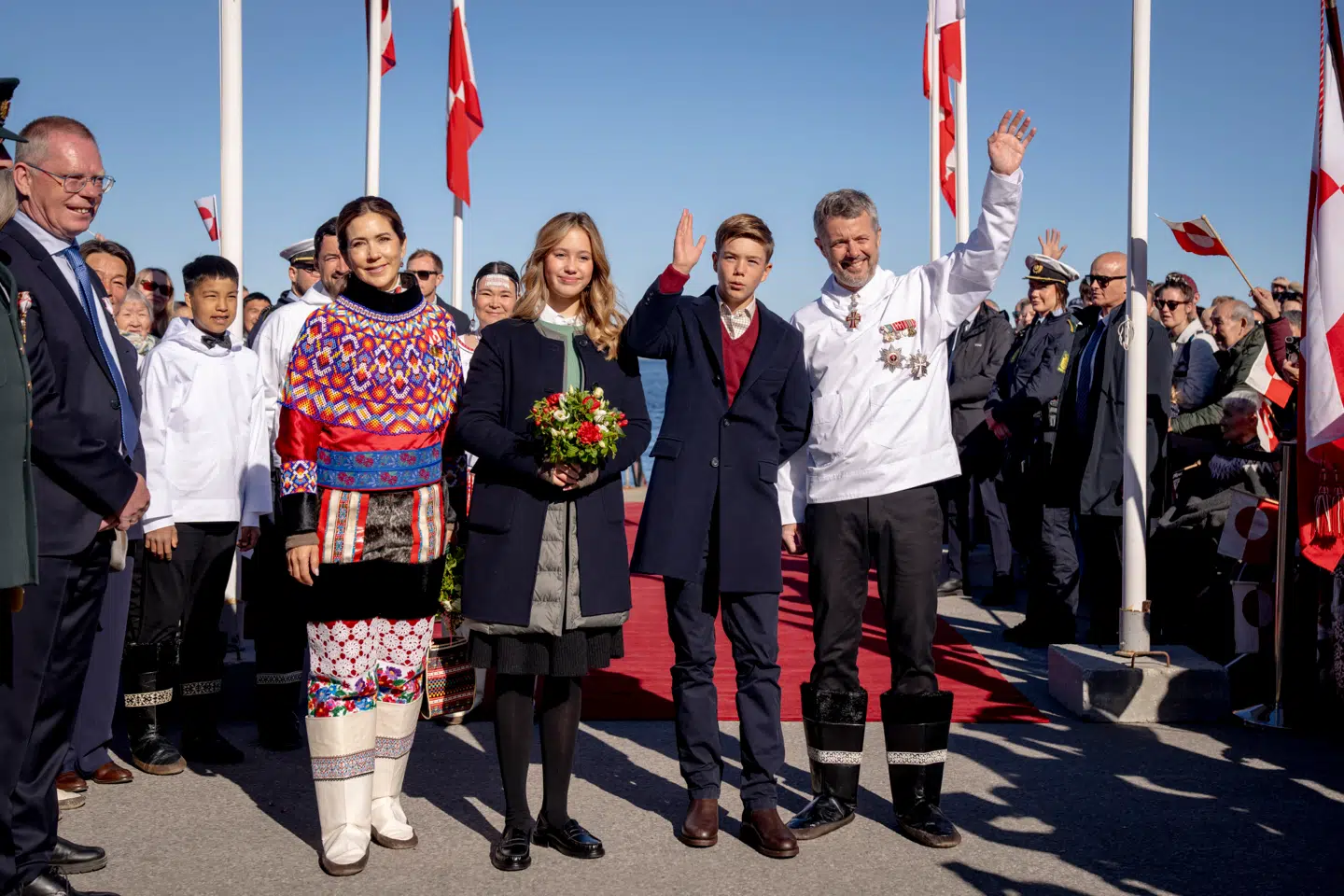 Dronning Mary, prinsesse Josephine, prins Vincent og kong Frederik ved ankomsten til Nuuk i forbindelse med Kongefamiliens sommertogt i 2024.