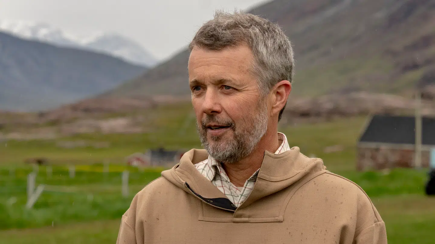 Kong Frederik ved ankomst til bygden Igaliku i Grønland i sommeren 2024 under Kongefamiliens besøg.
