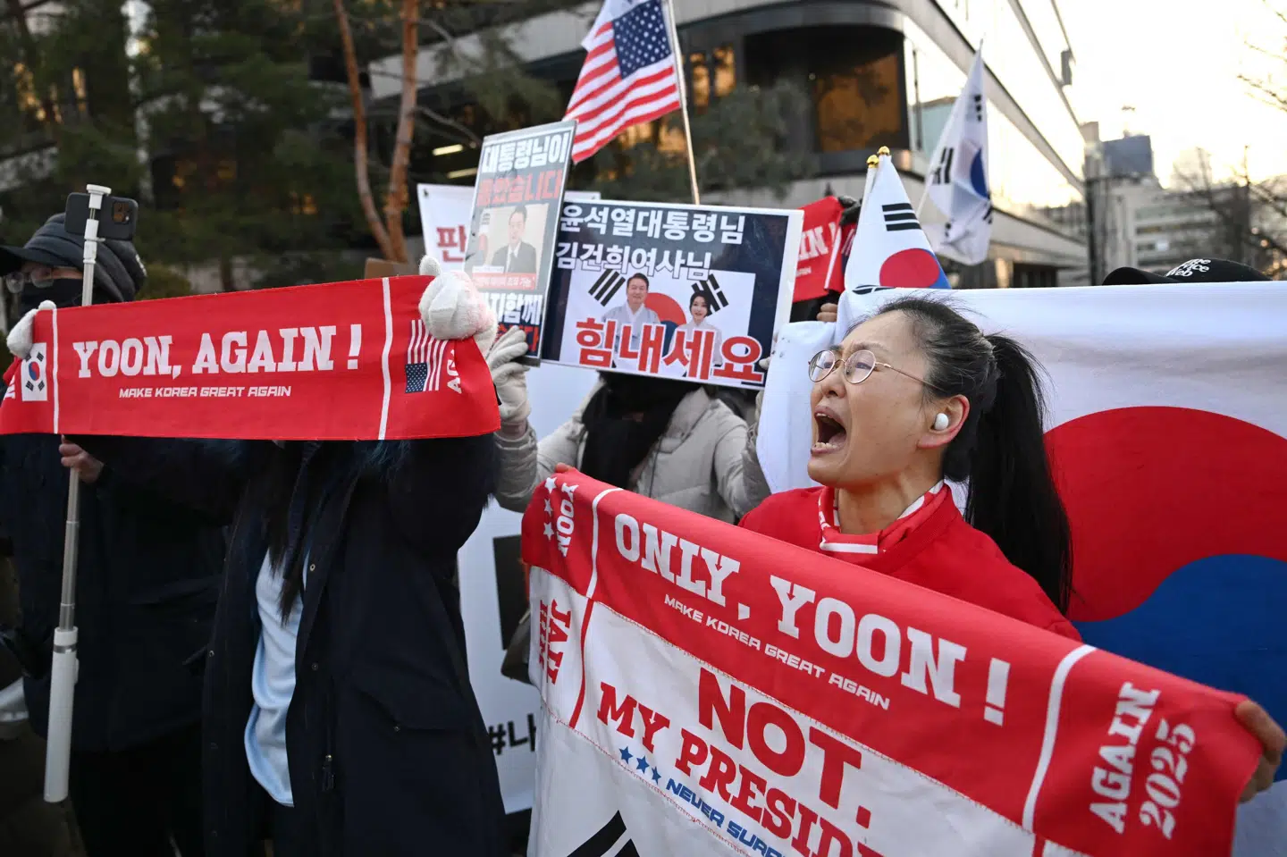 Støtter af den tidligere præsident i Sydkorea Yoon Suk-yeol er tirsdag mødt op foran retten i Seoul.