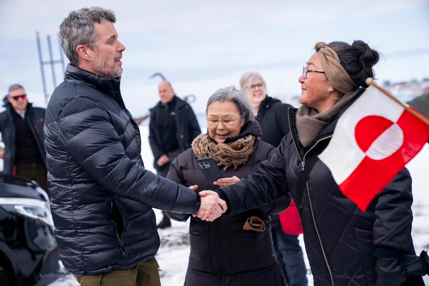 Kong Frederik hilser på fremmødte borgere under sit besøg i Grønland i april sidste år.