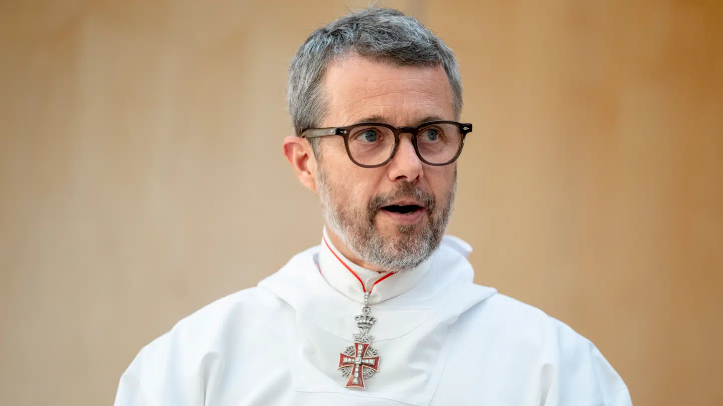 Kong Frederik iført grønlandsk nationaldragt under Kongefamiliens besøg i 2024.