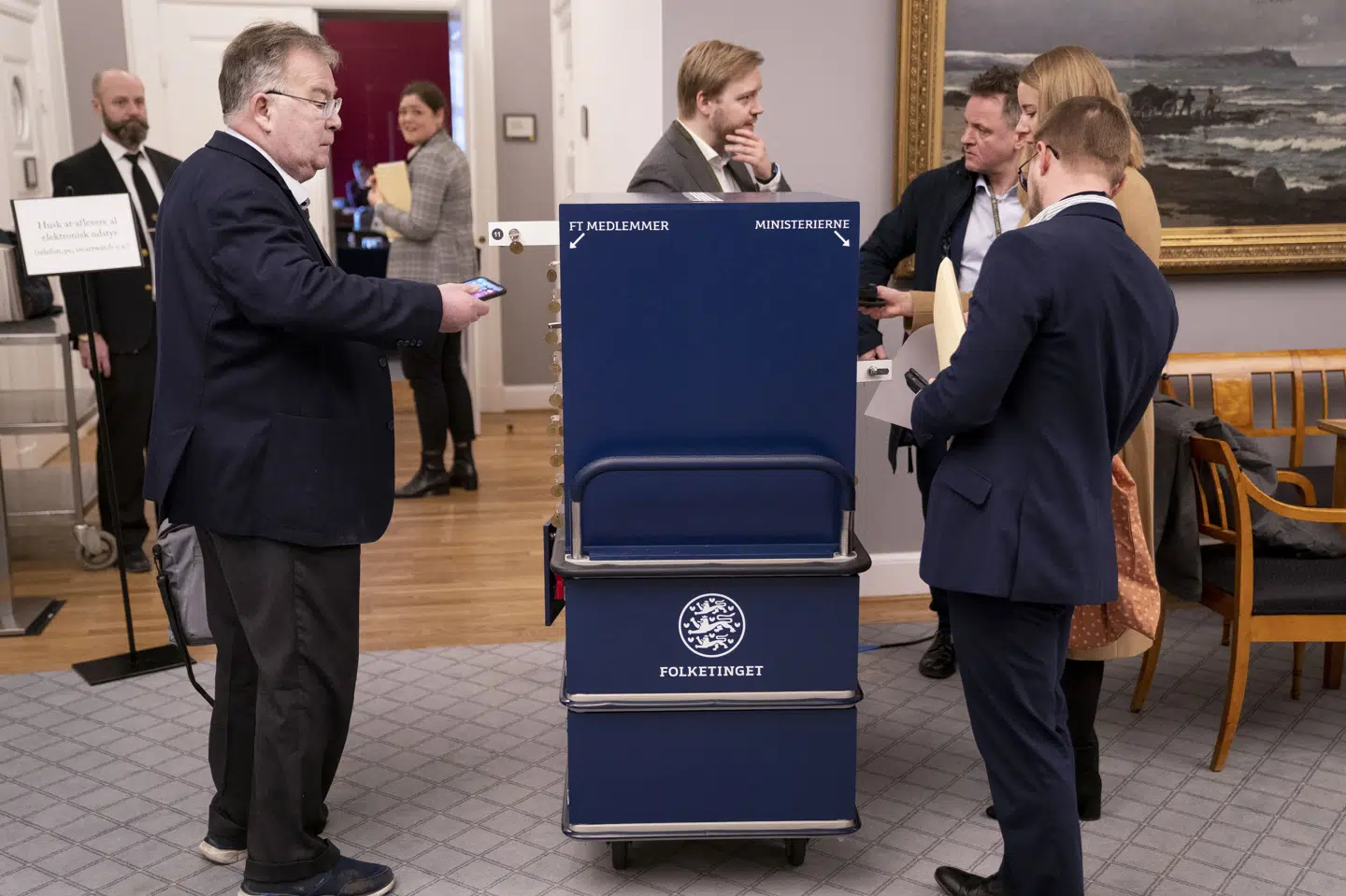 Siden 2019 har mobiltelefoner og andet elektronisk udstyr været bandlyst, når Det Udenrigspolitiske Nævn mødes på Christiansborg. (Arkivfoto).