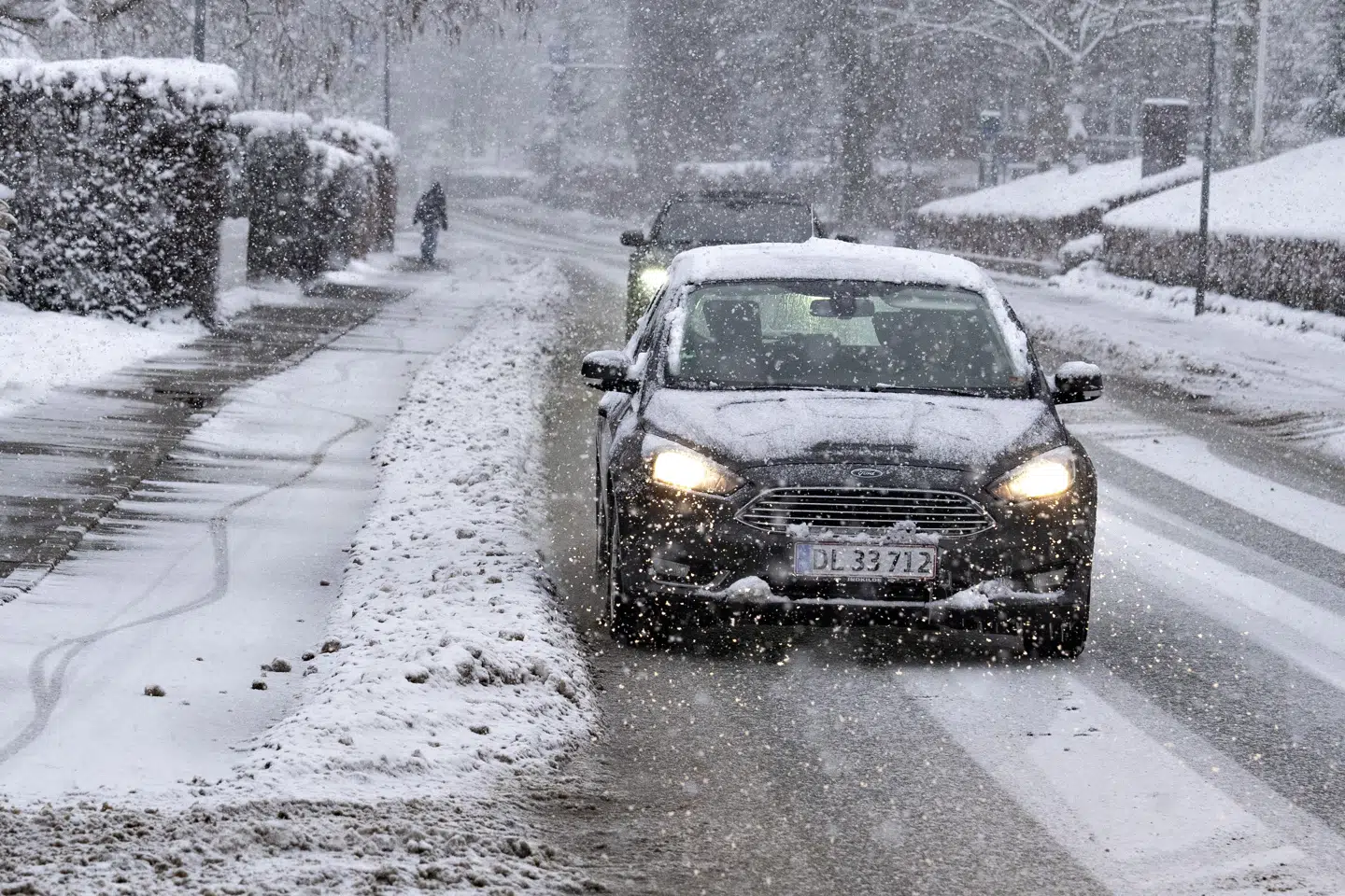 Trafikken glider stille under snevejr i Aalborg 7. januar. Vejdirektoratet minder om, at selv om sneen flere steder er ved at smelte bort, kan tøvejr og regn medføre meget vand på vejene. Bilister bør derfor køre forsigtigt og holde god afstand. (Arkivfoto).