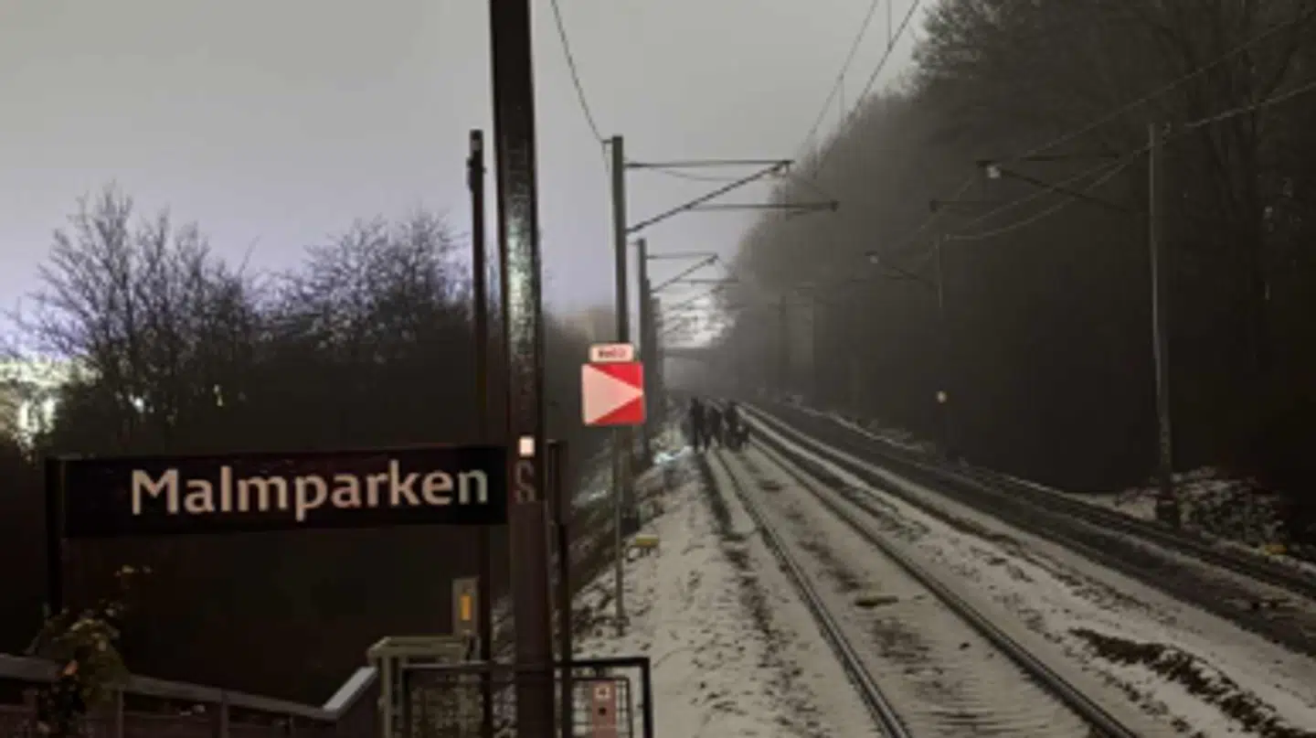 Politiet arbejder ude på skinnerne på stationen.