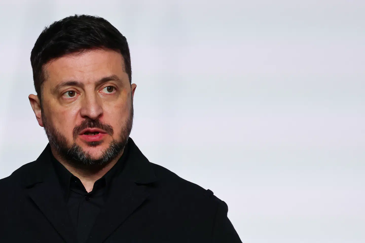 »Et regime, der har eksisteret så længe og dræbt så mange af det borgere fortjener ikke at eksistere. Forandringer er nødvendige,« siger Ukraines præsident Volodymyr Zelenskyj om det iranske præstestyre.