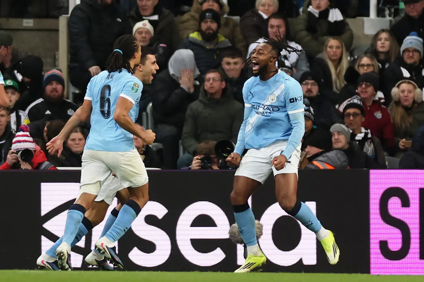 Antoine Semenyo jubler efter sin scoring for Manchester City i EFL Cup-kampen mod Newcastle.
