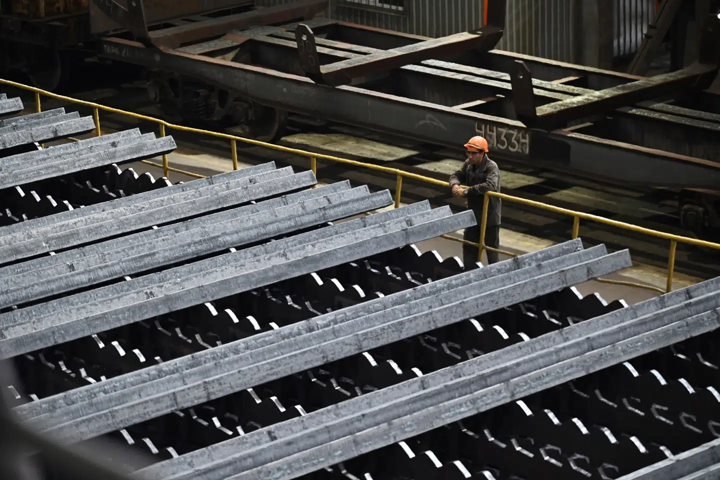 I september 2022 kunne en ansat på et stålværk ejet af ArcelorMittal i Kryvyj Rih ses kigge ud over nyligt fremstillede barrer af metal. Byen er centrum for stål- og minedrift i regionen og meldes onsdag ramt af droner. (Arkivfoto).