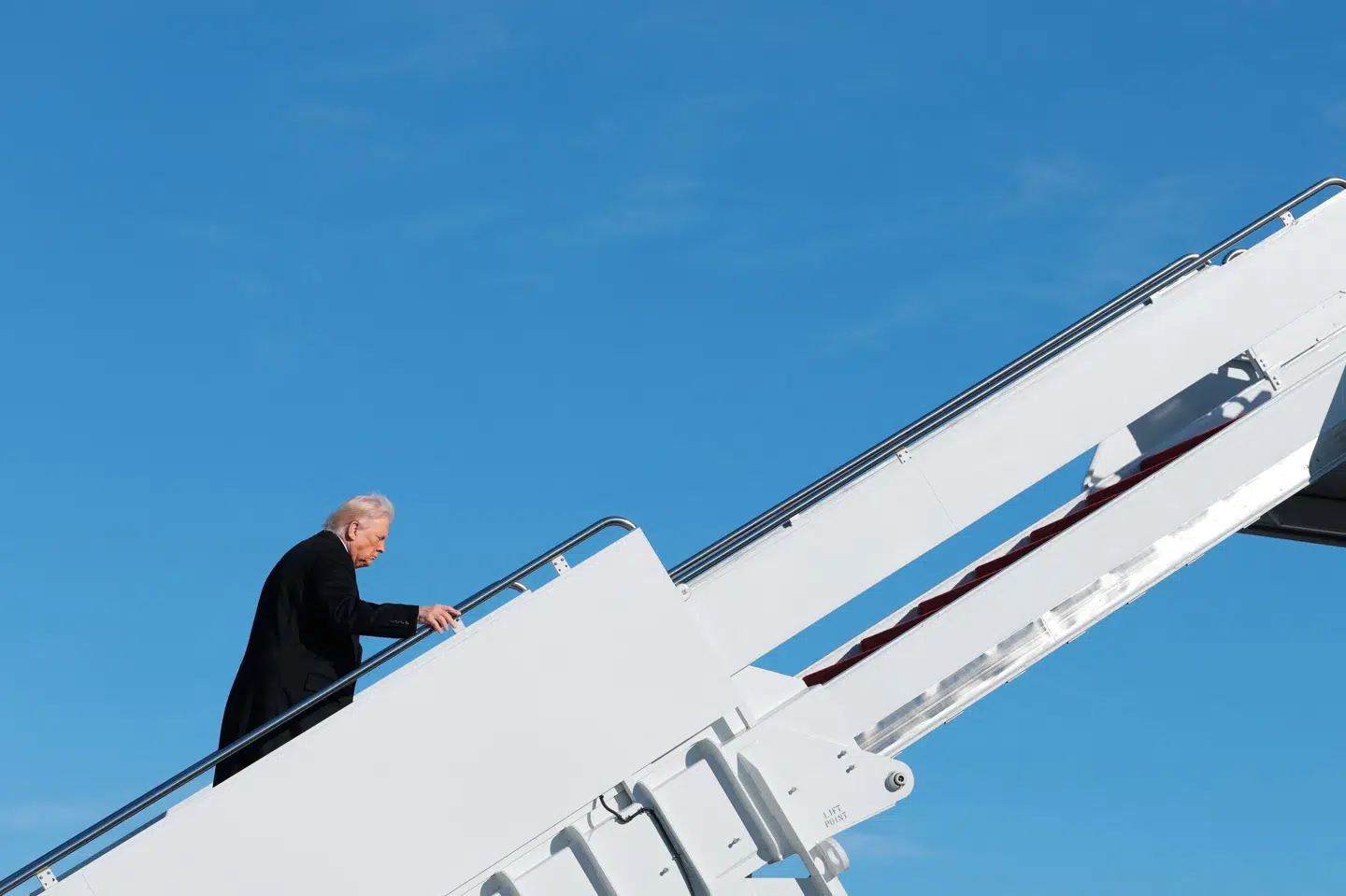 USA's præsident, Donald Trump, gik tirsdag om bord på præsidentflyet Air Force One for at flyve til den amerikanske delstat Michigan og besøge en Ford-lastbilfabrik.