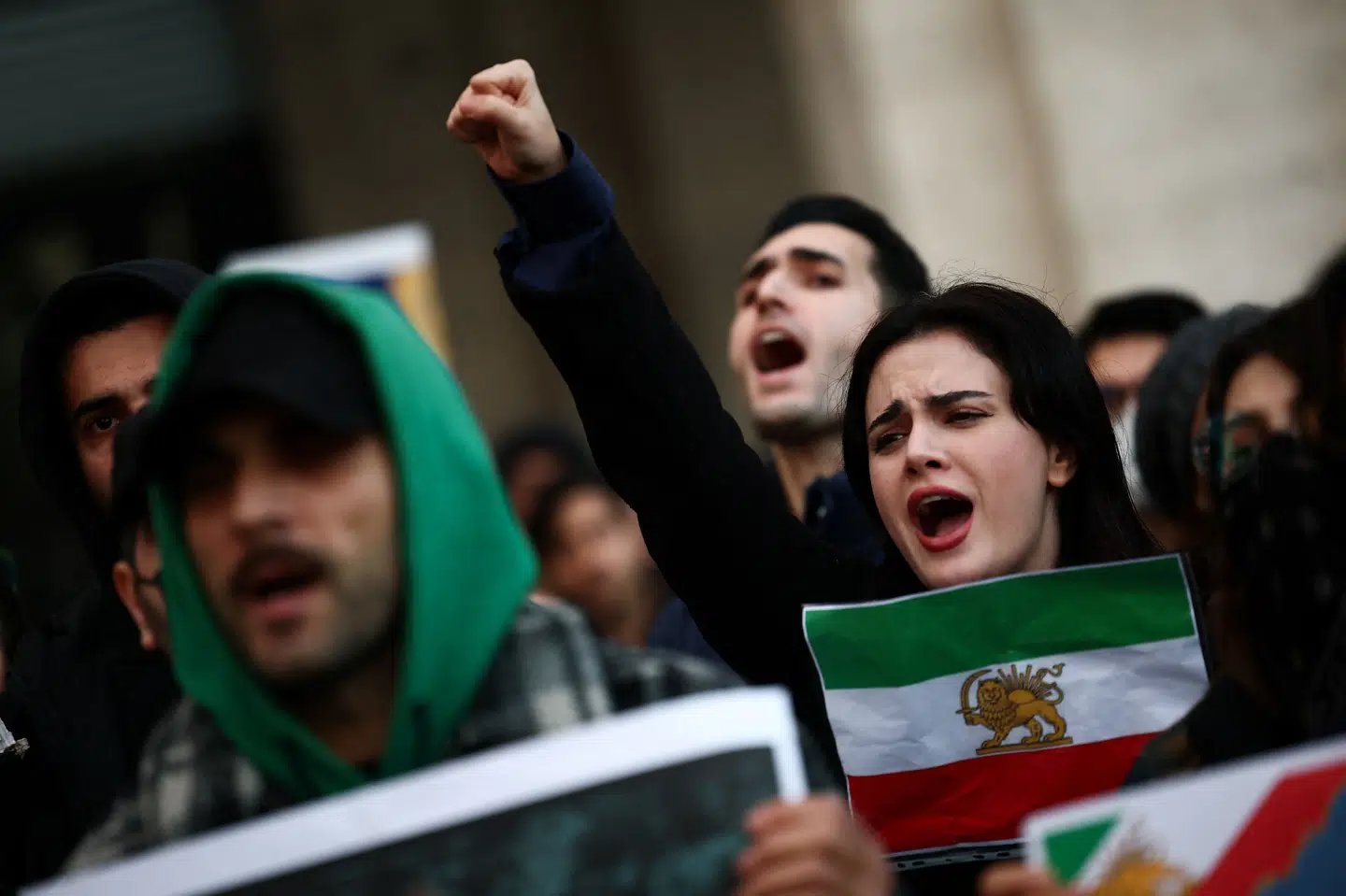 En omfattende kommunikationsnedlukning i Iran har i vidt omfang hindret adgangen til informationer fra landet. I udlandet har demonstranter flere steder i den seneste tid udvist støtte til demonstrationerne i Iran. Billeder her er fra Italiens hovedstad, Rom, tirsdag.