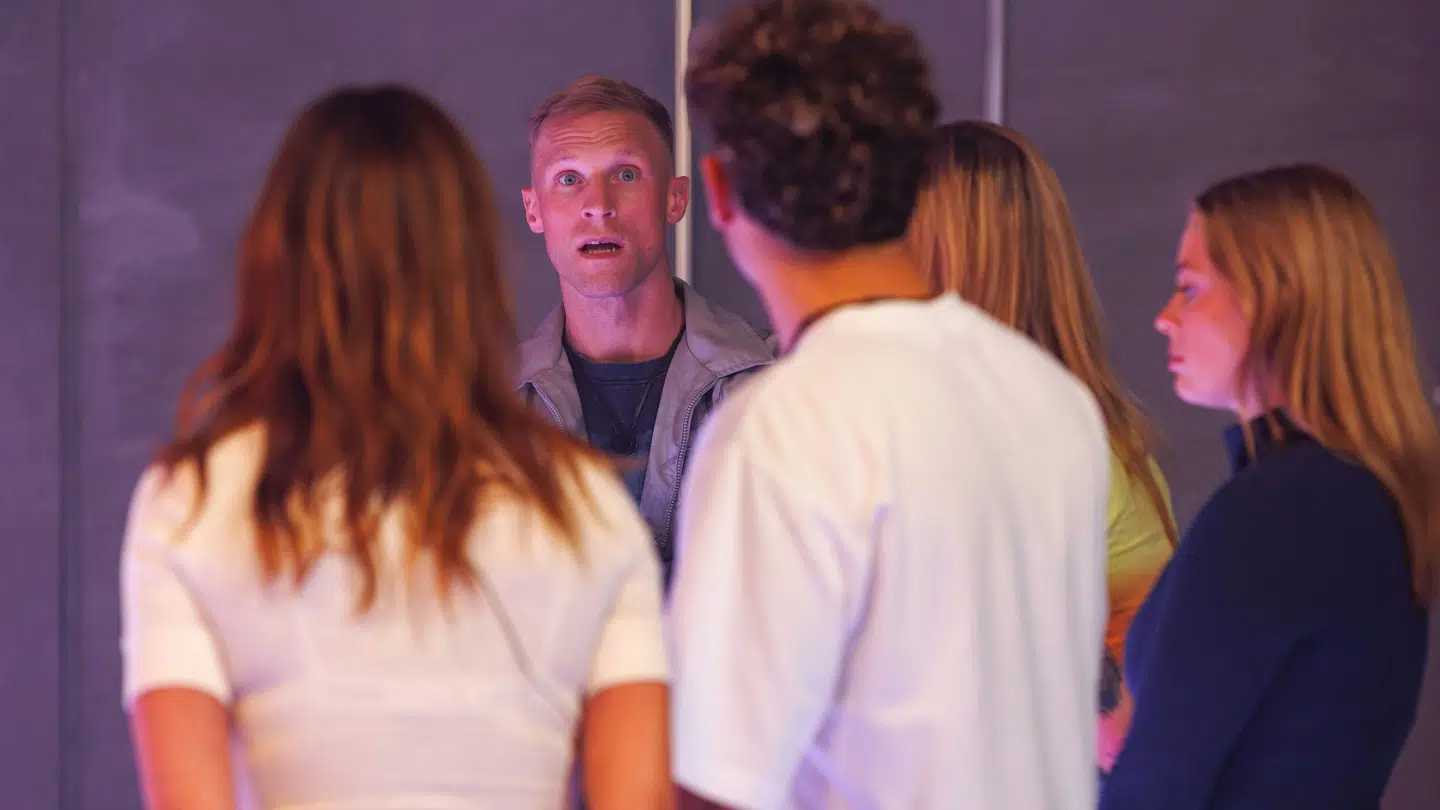 Philip May (med front mod kameraet) er med i anden sæson af 'Spillet'.