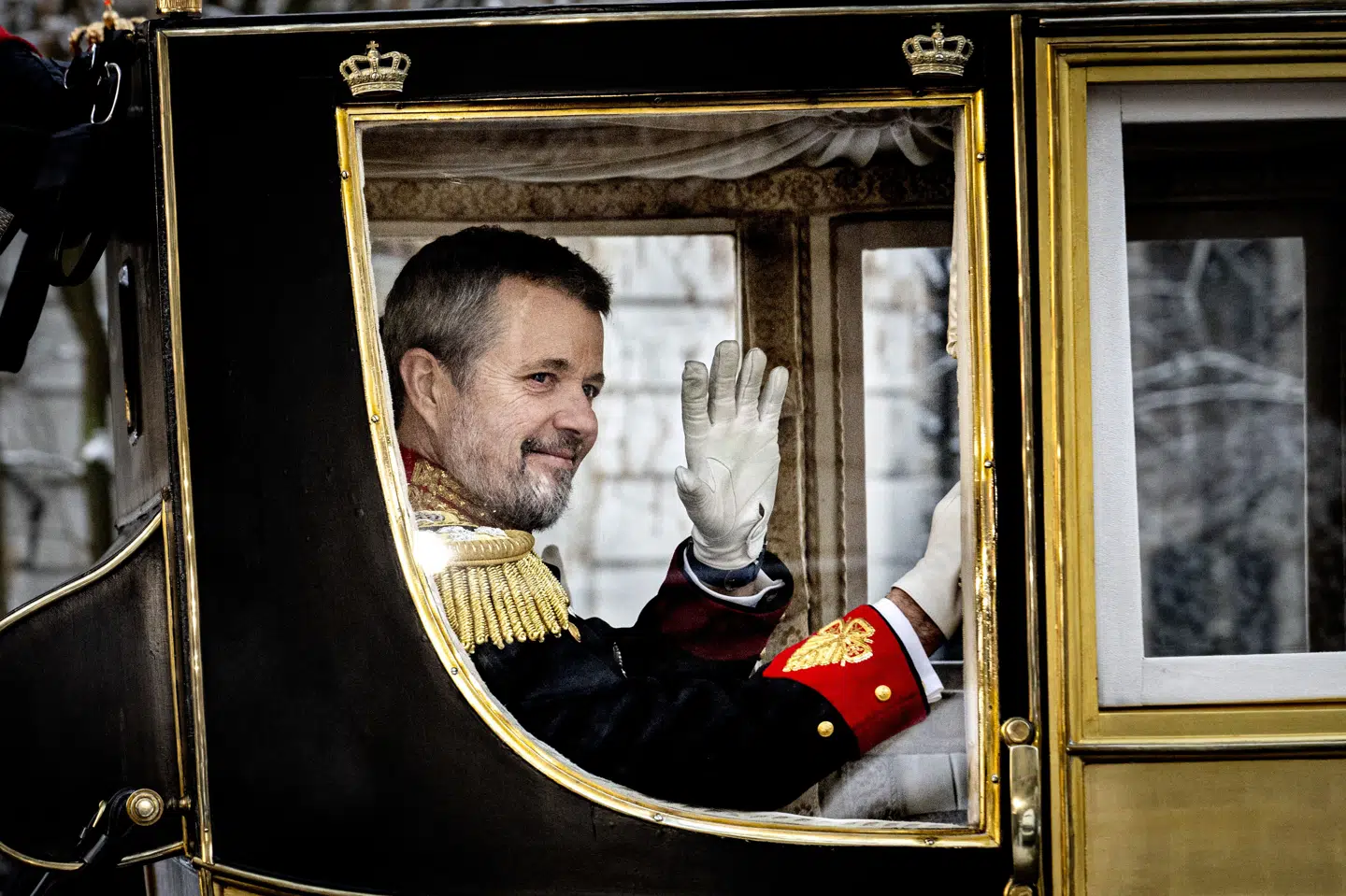 En guldkaret kørte kongeparret fra Amalienborg til Christiansborg Slot i anledning af nytårskur 6. januar. Kongen har i begyndelsen af året også været i gang med at indlæse bogen "Kongeord". (Arkivfoto).