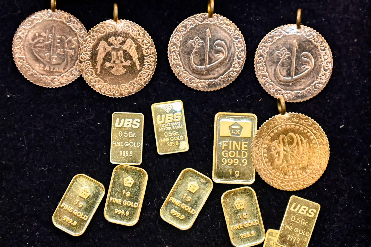 Guld og sølv bliver dagligt dyrere. Her er det et udvalg i en juvelerbutik i Banda Aceh på Sumatra i Indonesien i denne uge.