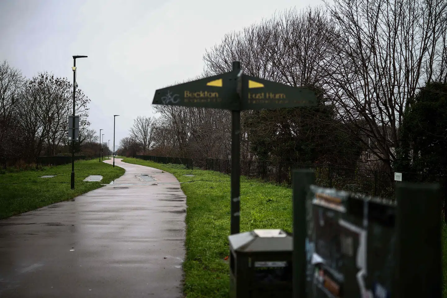 Et spædbarn menes at have været knap en time gammel, da hun blev fundet på denne sti i East Ham i det vestlige London i januar 2024.