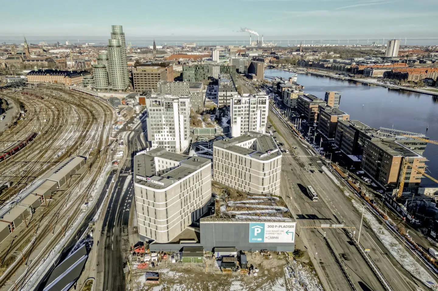 Særligt i København er der mange hoteller at vælge imellem for turisterne. På billedet, der er taget ved Dybbelsbro Station i retning mod København H, kan man blandt andet se hotellerne Cabinn, Tivoli Hotel, Wakeup Copenhagen og Villa.