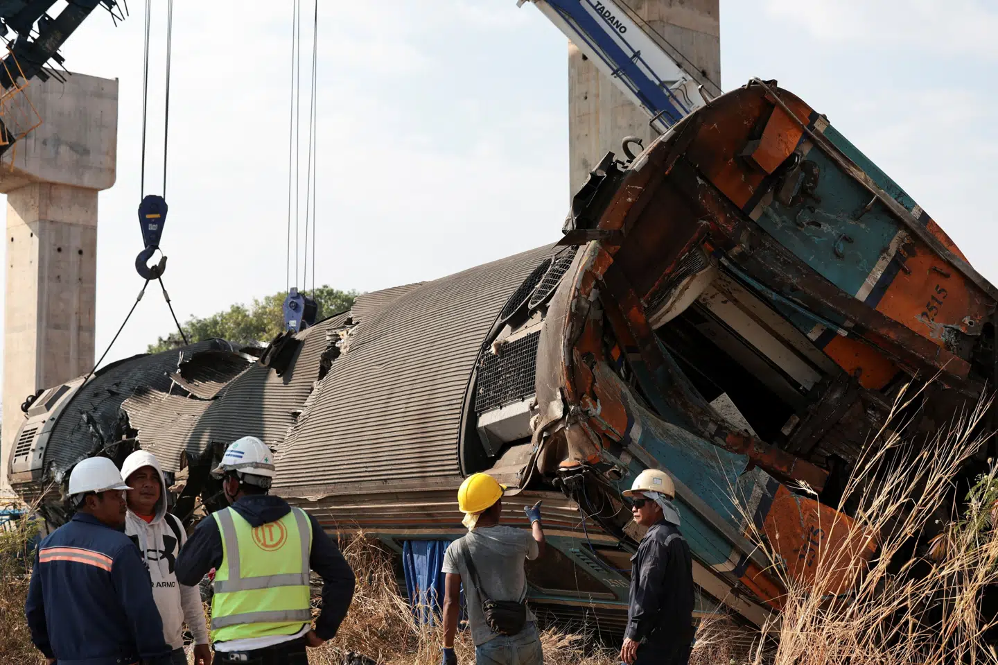 Eftersøgningen af flere lig er i gang efter ulykken, siger Thatchapon Chinnawong, som er lokal politichef i provinsen Nakhon Ratchasima i det nordøstlige Thailand, ifølge nyhedsbureauet AFP.
