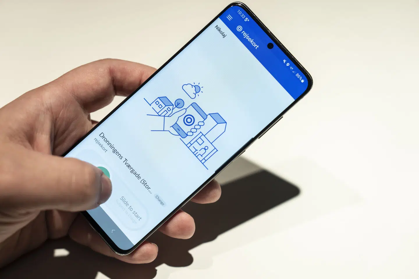 Rejsekortet som app på mobiltelefonen blev lanceret i 2024. Den sporer brugerens fysiske placering under rejsen. (Arkivfoto).