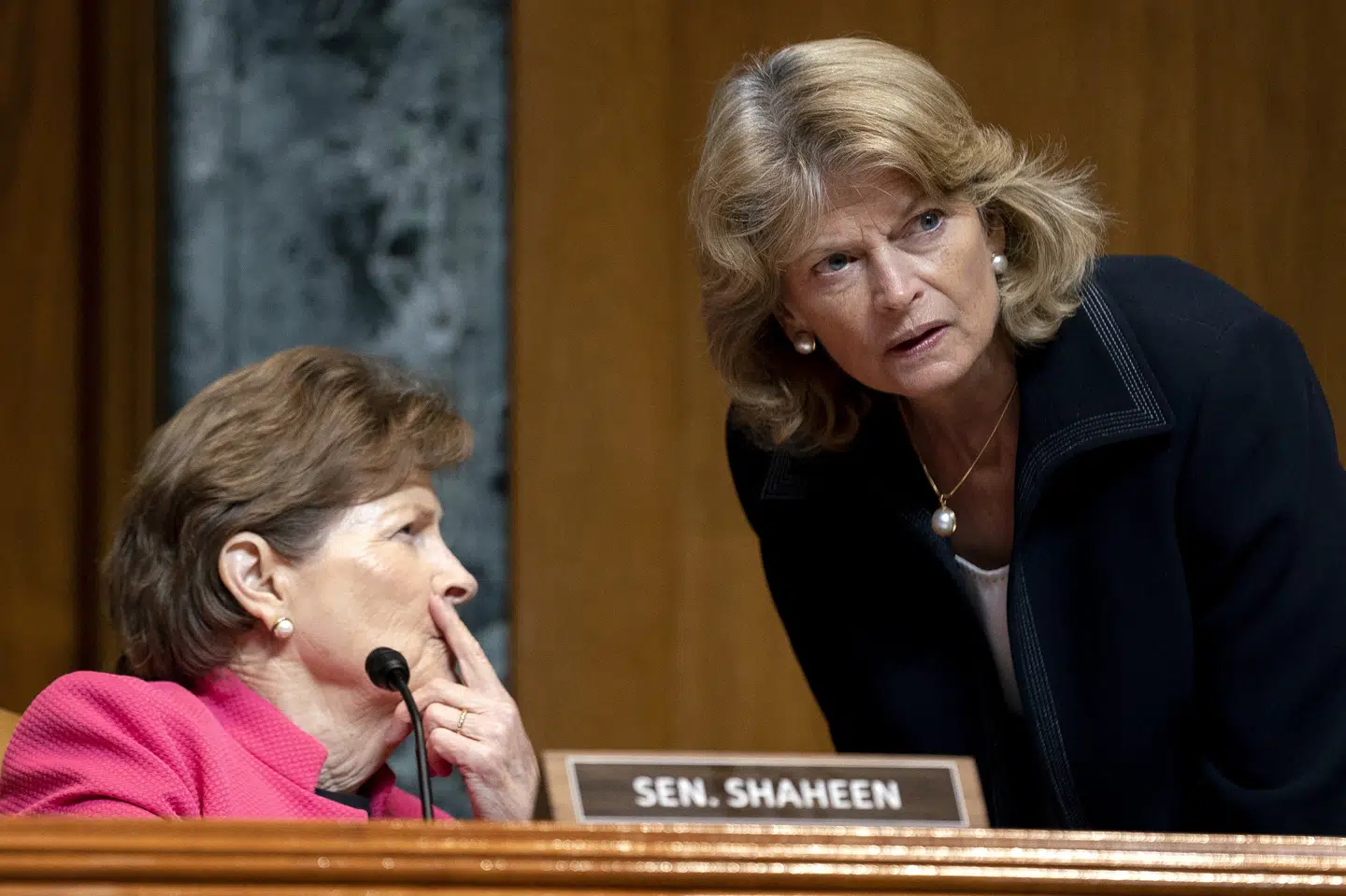 Senatorerne Jeanne Shaheen (til venstre) og Lisa Murkowski (til højre) er gået sammen om et lovforslag, som skal hindre, at USA annekterer en Nato-allierets territorium. De mener, at det er afgørende for Nato, at medlemsstaterne kan regne med, at deres suverænitet bliver respekteret og forsvaret af de øvrige medlemmer. (Arkivfoto).