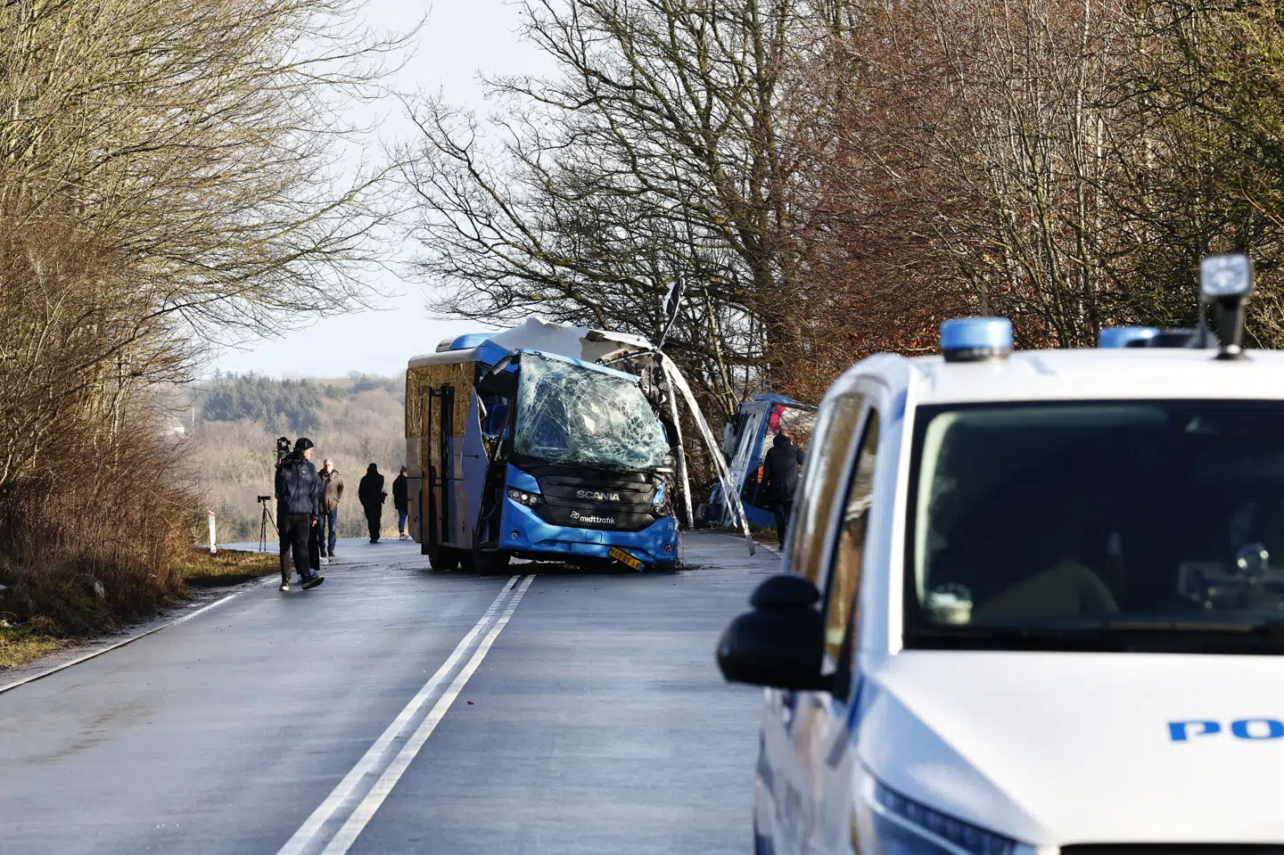 Klokken 09.31 fik Østjyllands Politi en melding om, at to busser var stødt frontalt sammen på Landevejen i Hornslet nord for Aarhus.