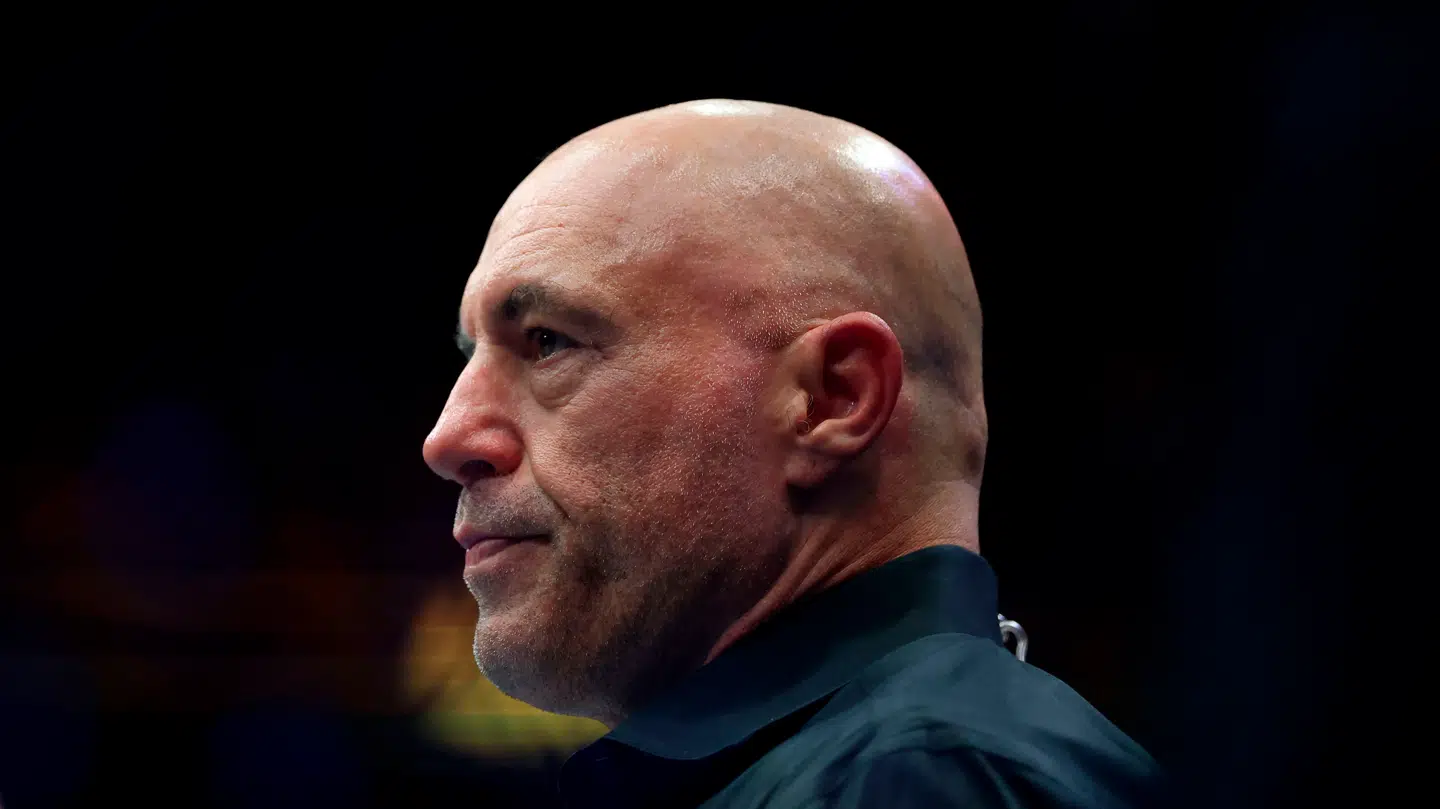 Den amerikanske podcastvært Joe Rogan bliver beskrevet som en af de mest magtfulde af sin slags.