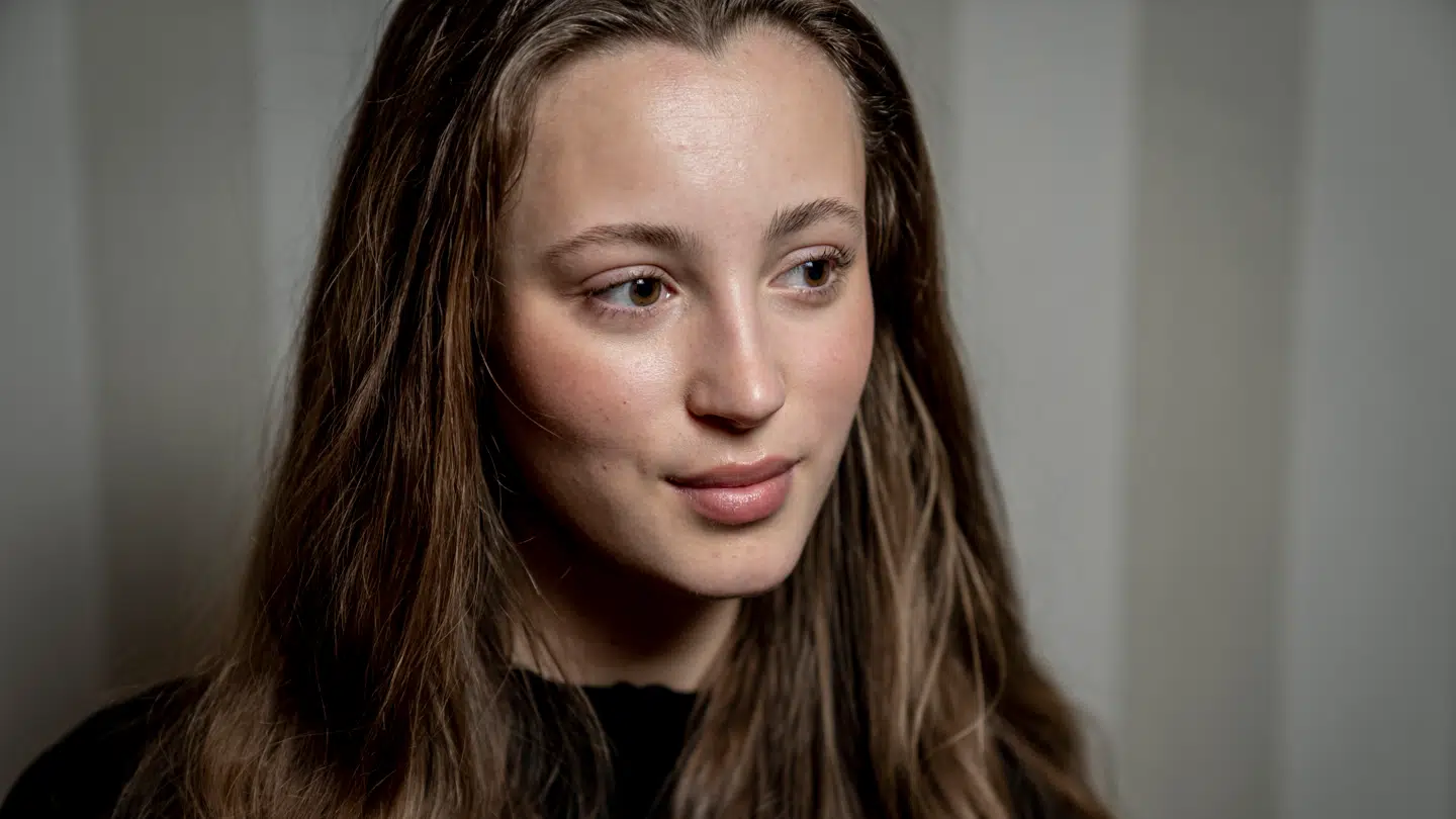 Josephine Højbjerg blev landskendt som hovedrollen Tinka i TV 2s julekalenderserie af samme navn. Den i dag 23-årige skuespiller blev single kort før jul, og det har ikke skortet med interesse efter hende i den sammenhæng - men det går altså ikke at skrive og invitere hende ud, slår hun nu fast.