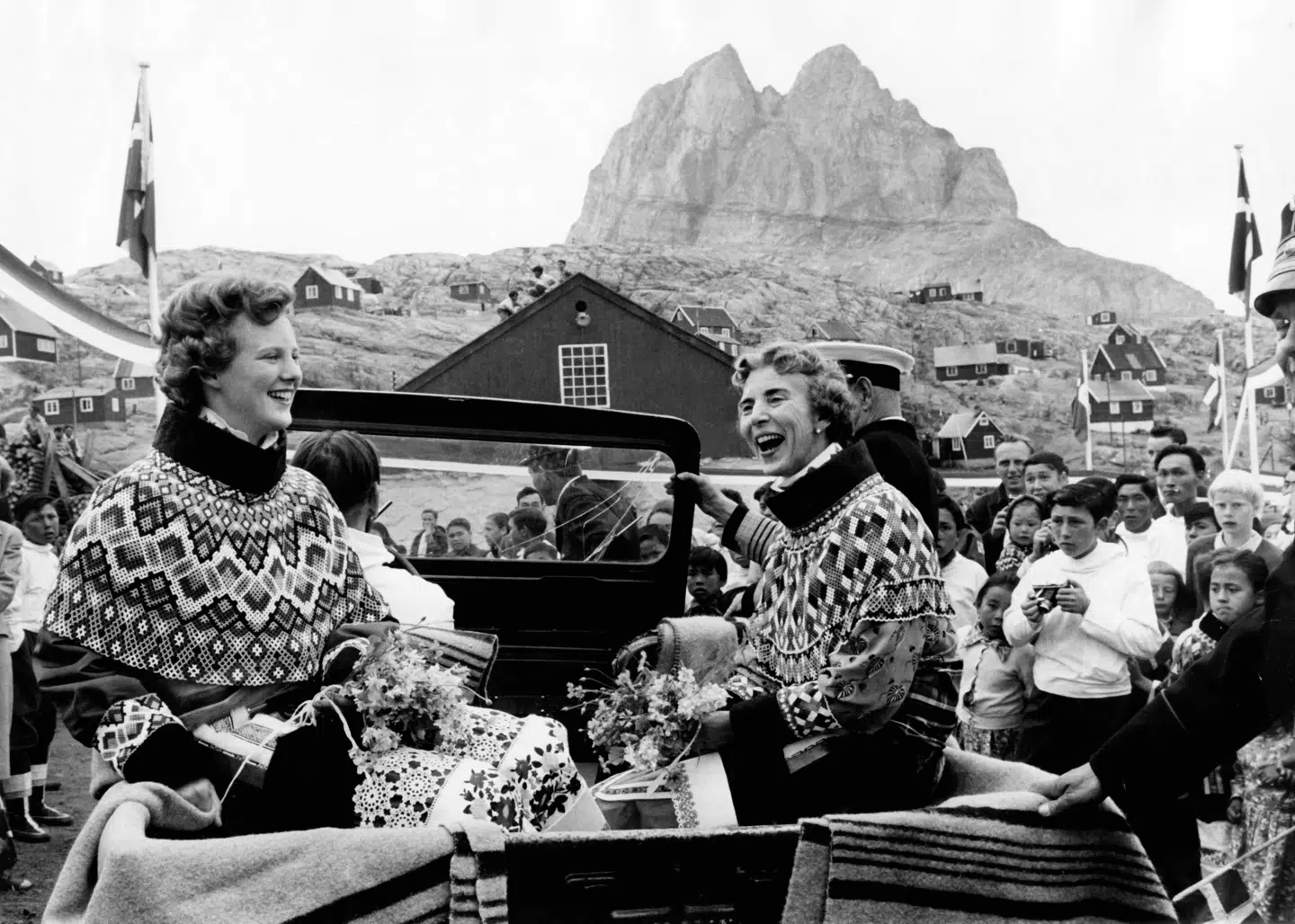Dronning Margrethe under sit første besøg i Grønland i 1960. Her sammen med sin mor, dronning Ingrid.